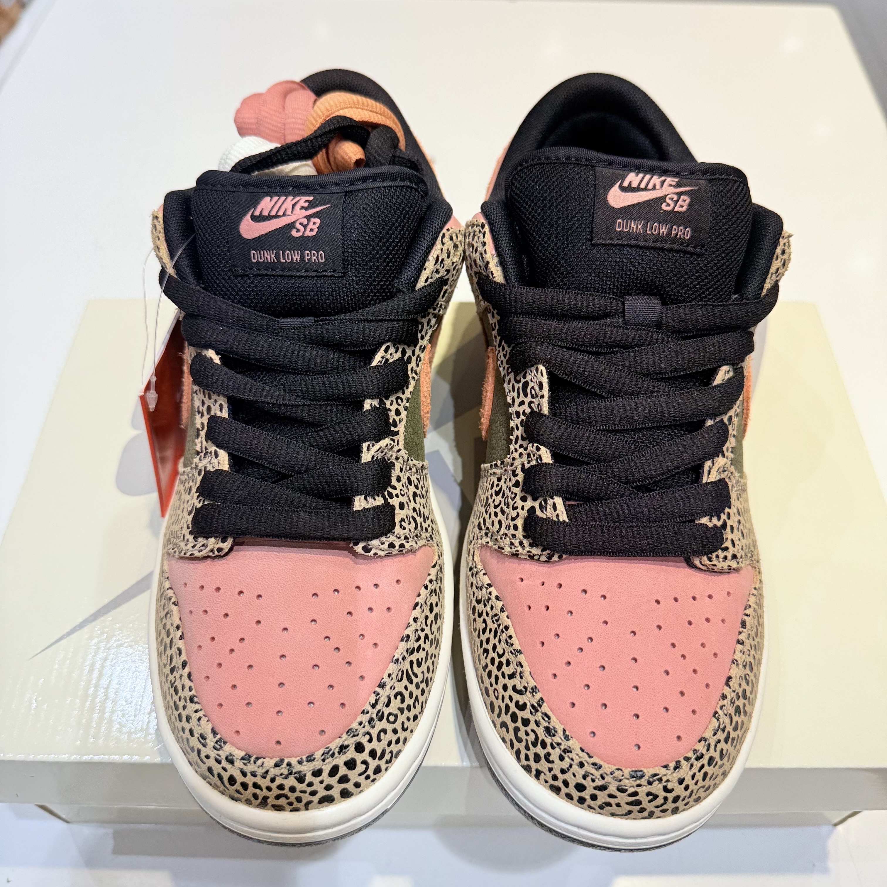 Nike x Arts-Rec Skateshop SB Dunk Low Pro Rust Pink and Rough Green 착용 스타일 - 1