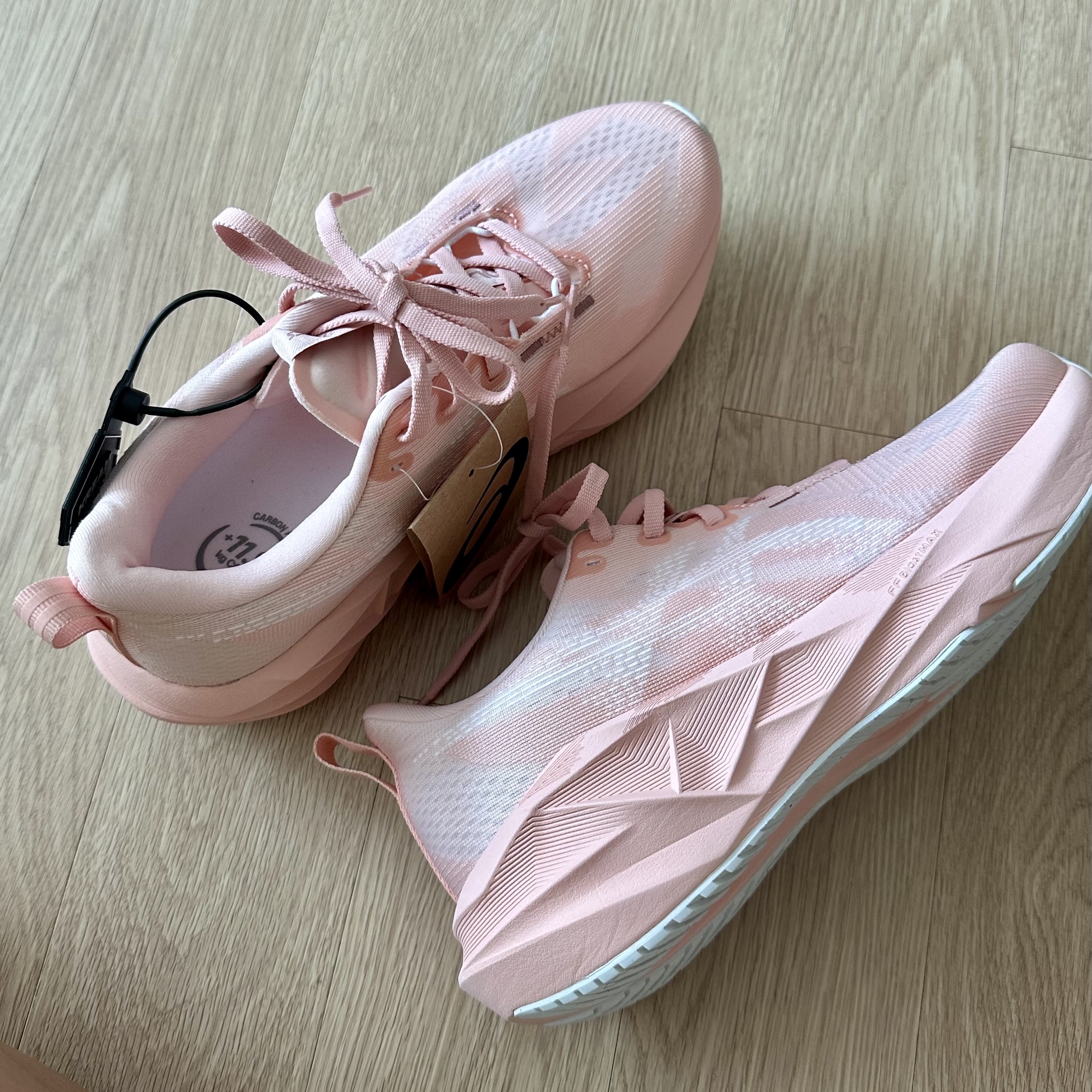 (W) Asics Novablast 5 Breeze White 착용 스타일 - 2