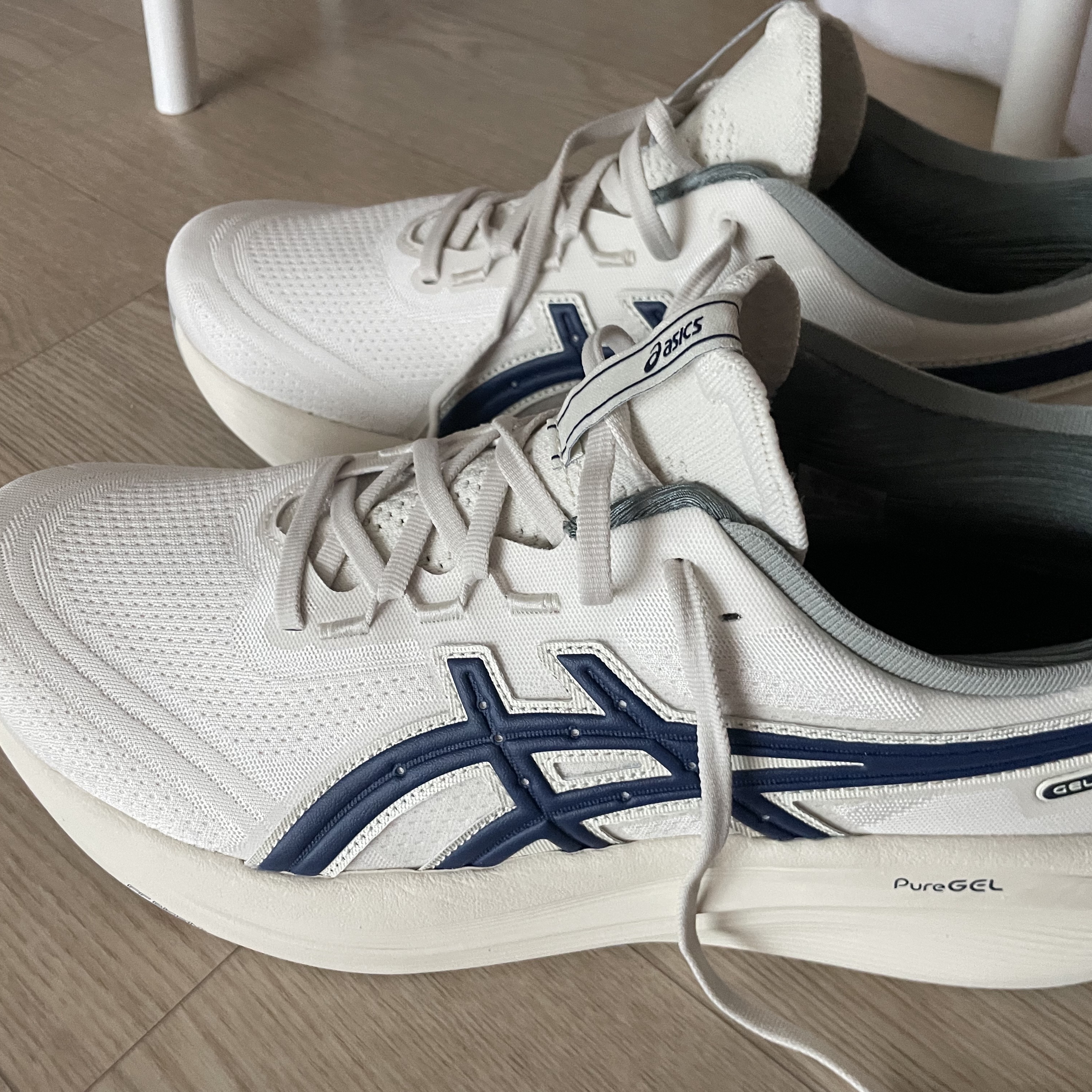 Asics Gel-Nimbus 27 Asics Track Club Birch Indigo Blue - D Standard 착용 스타일
