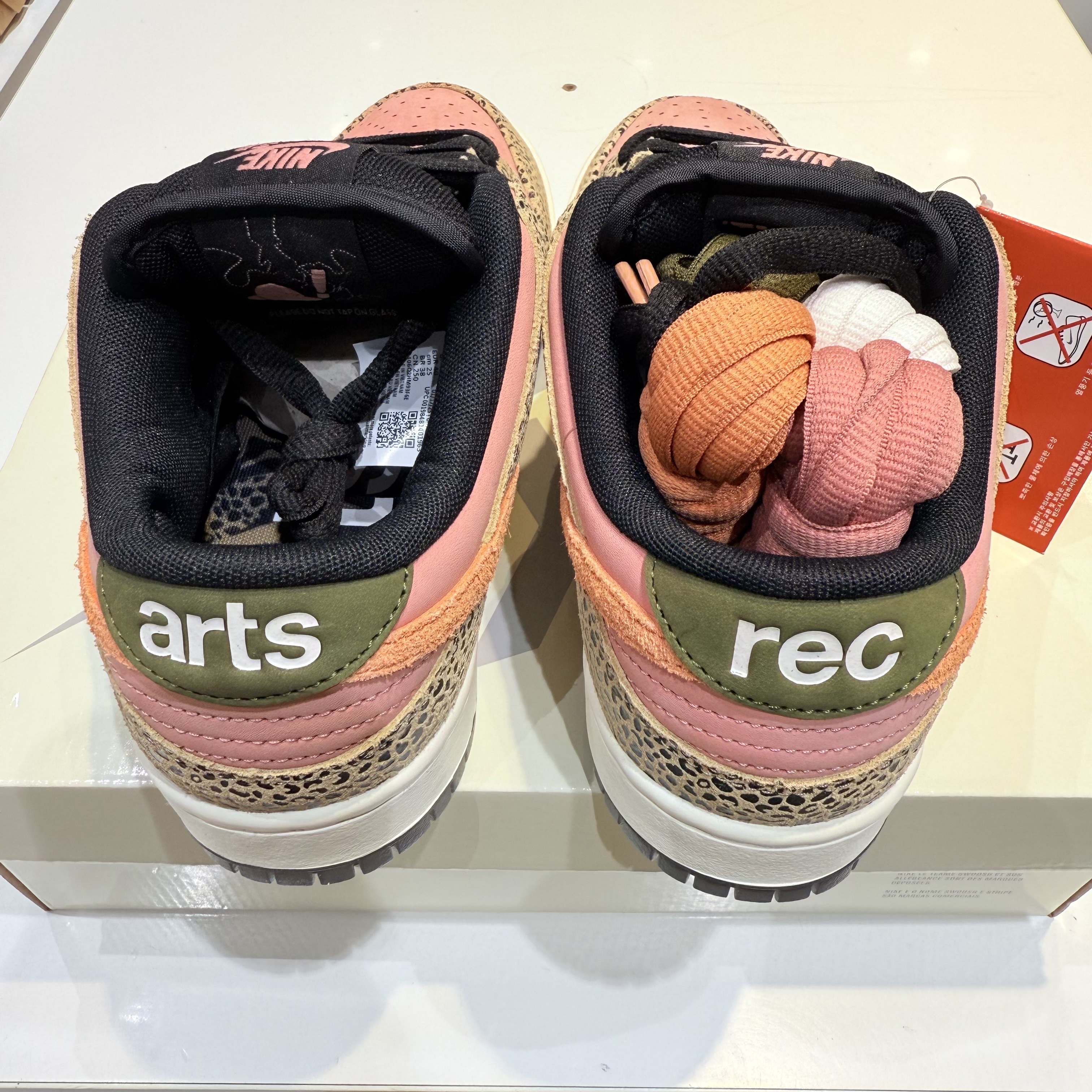Nike x Arts-Rec Skateshop SB Dunk Low Pro Rust Pink and Rough Green 착용 스타일 - 3