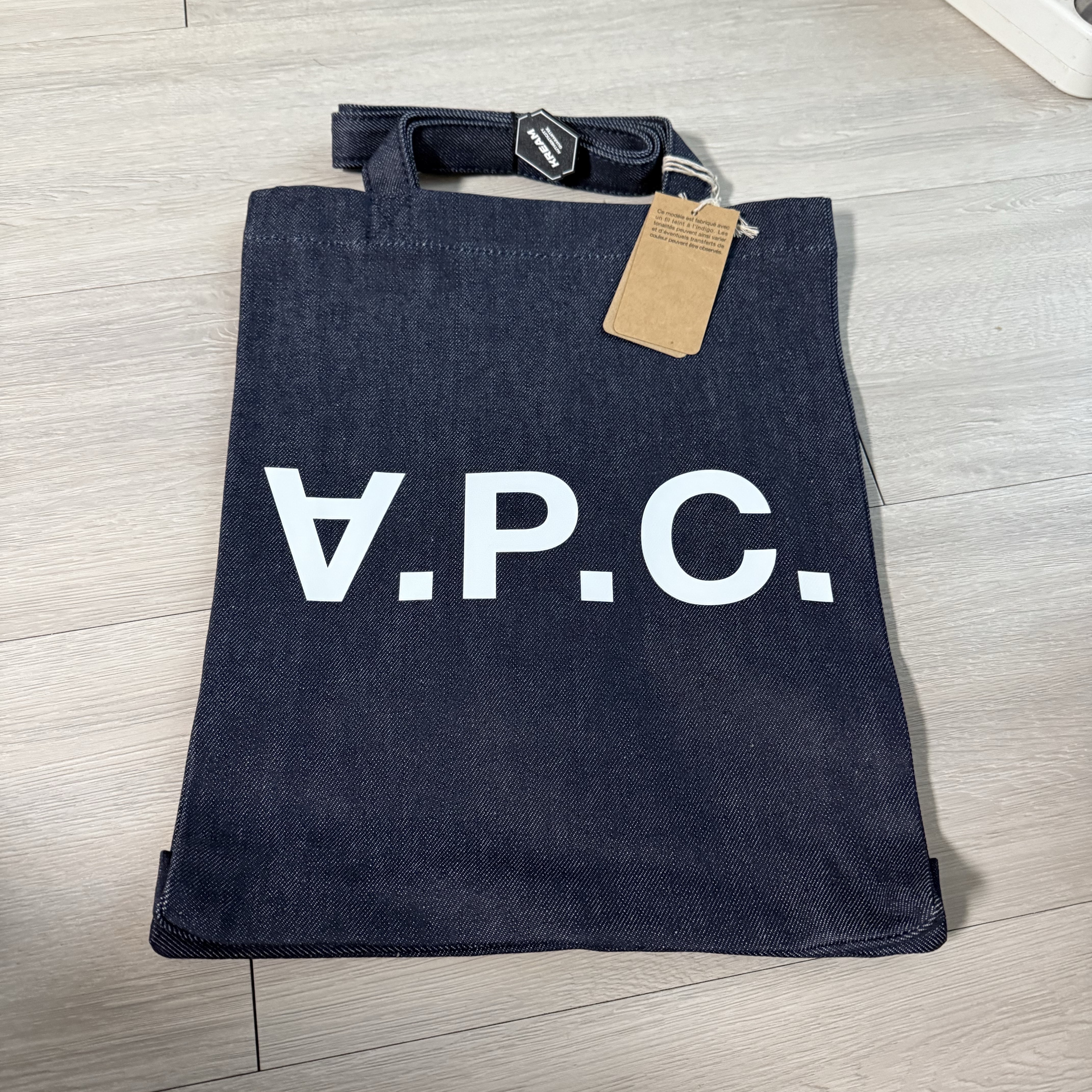 A.P.C. Laure Tote Bag Blue 착용 스타일