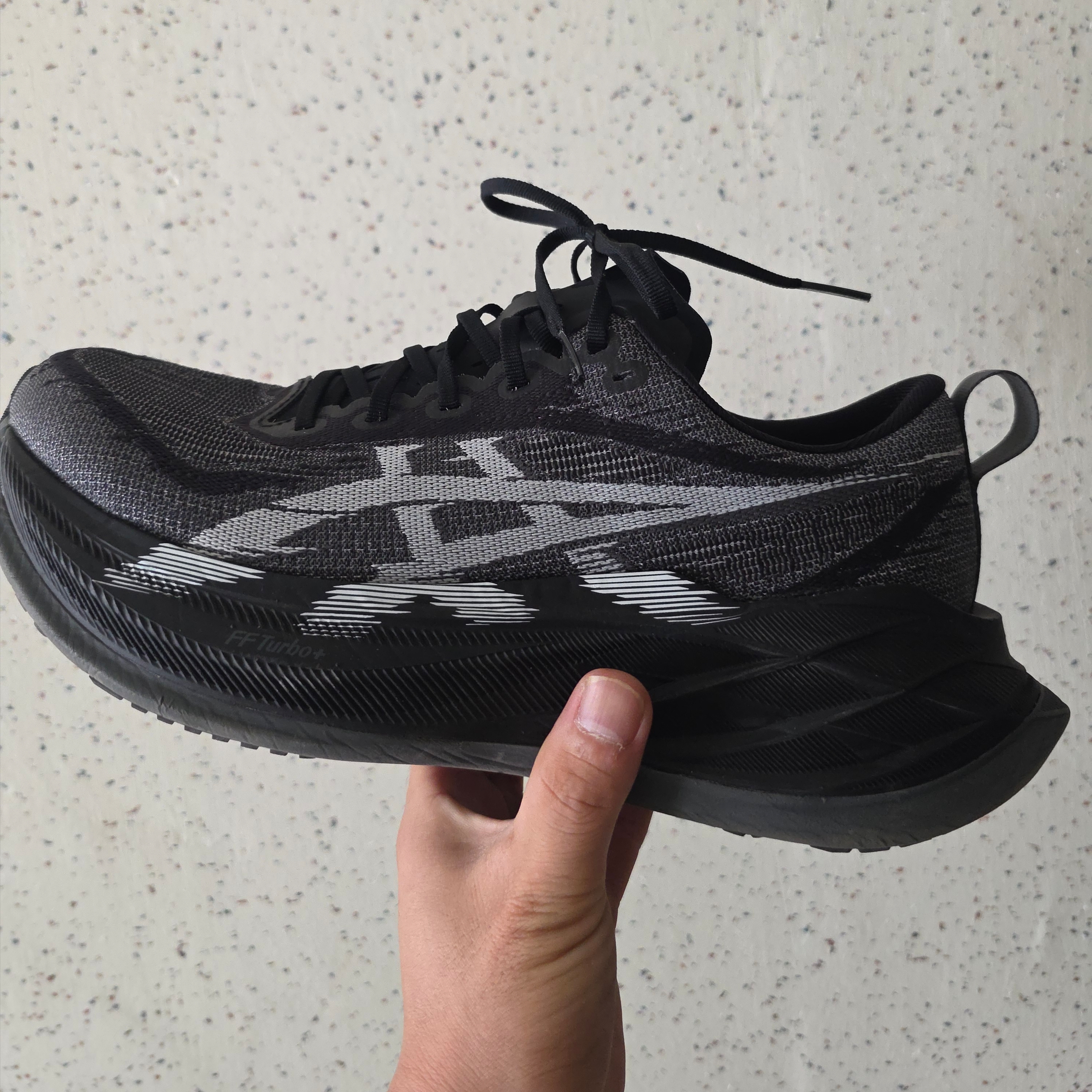 Asics Superblast 2 Black White 착용 스타일