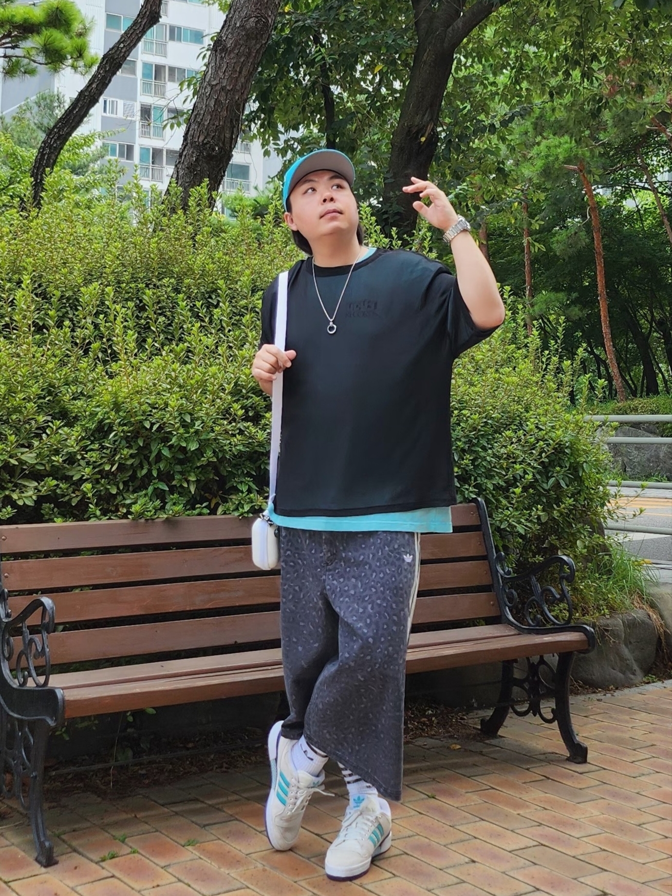 (W) Adidas Denim Bermuda Shorts Multicolor Carbon - US Sizing, Supreme Box Logo Mesh Back New Era Blue - 23SS 착용 스타일 - 1
