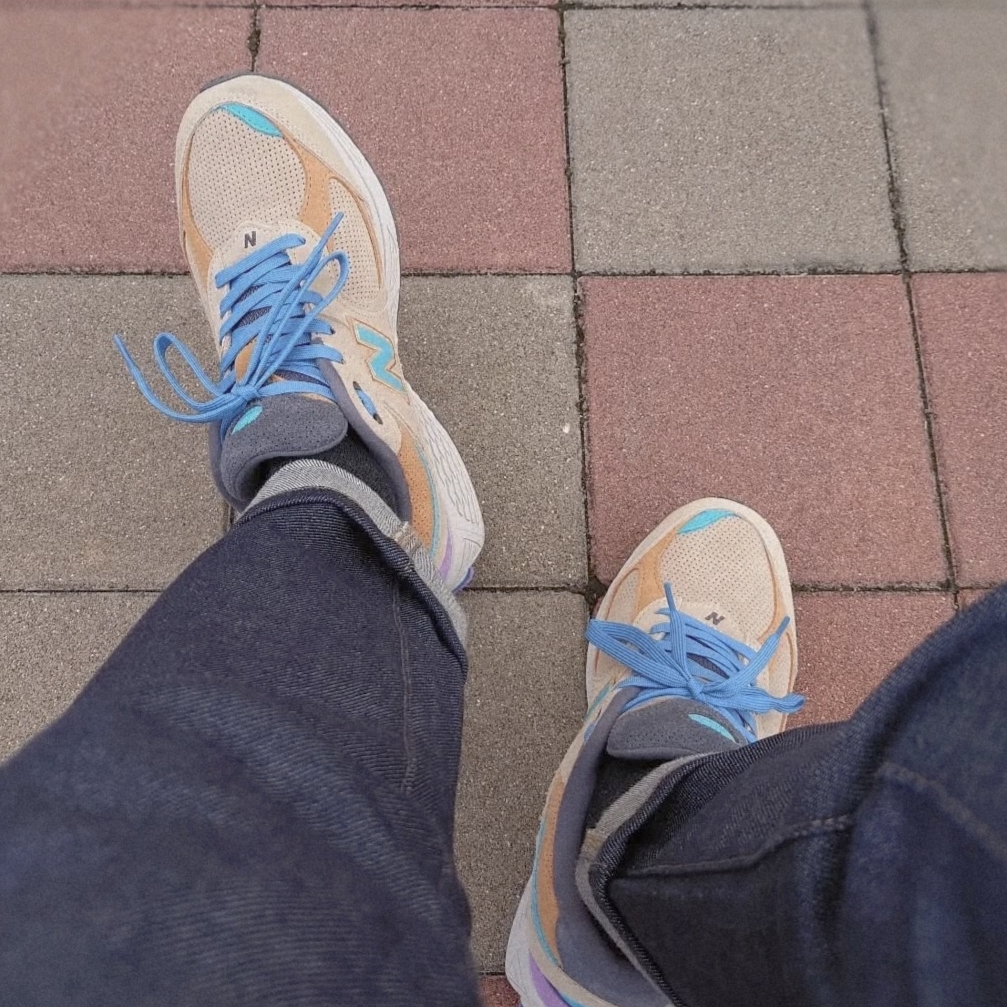 New Balance x J.Crew 2002R Incense 착용 스타일