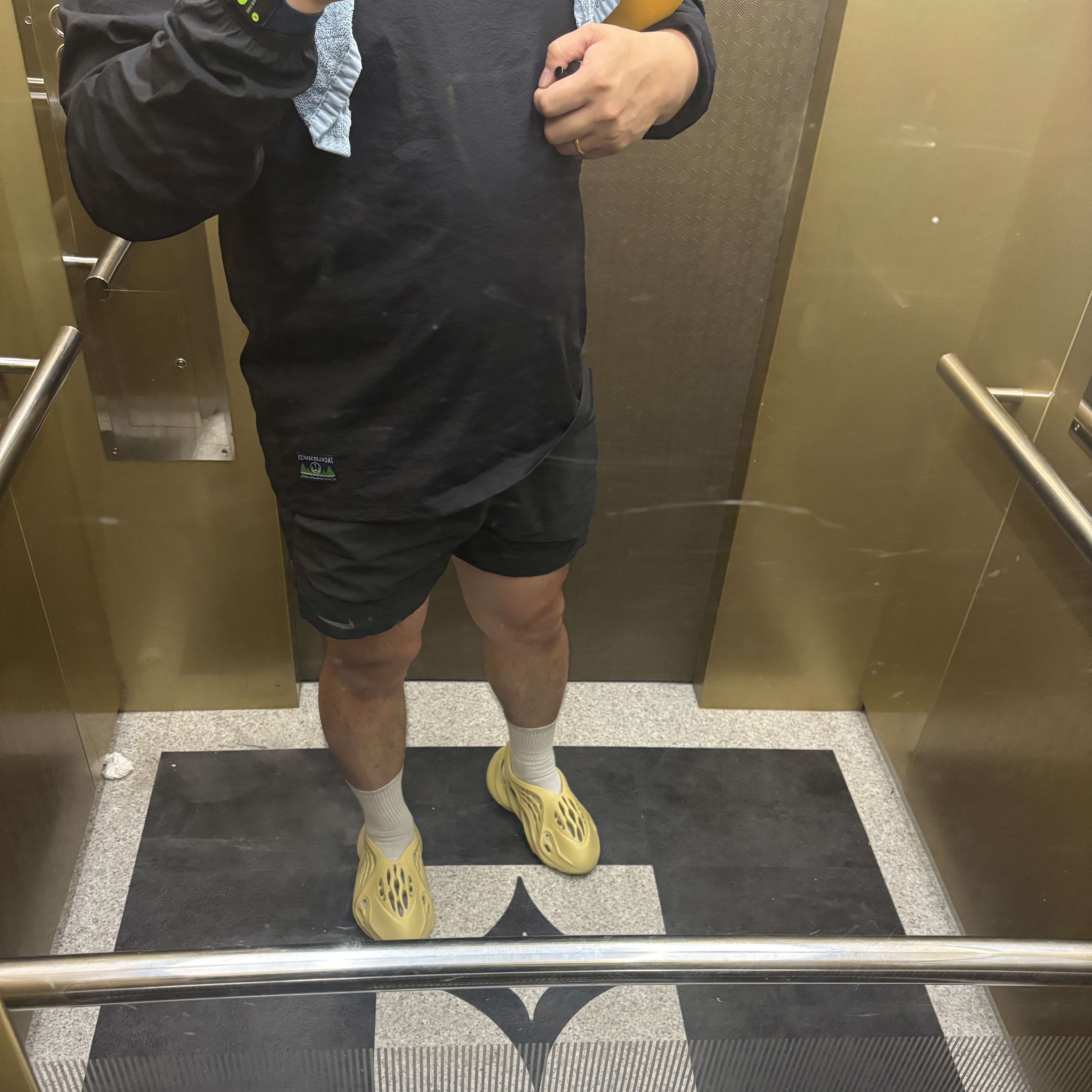 Adidas Yeezy Foam RNNR Sulfur 착용 스타일