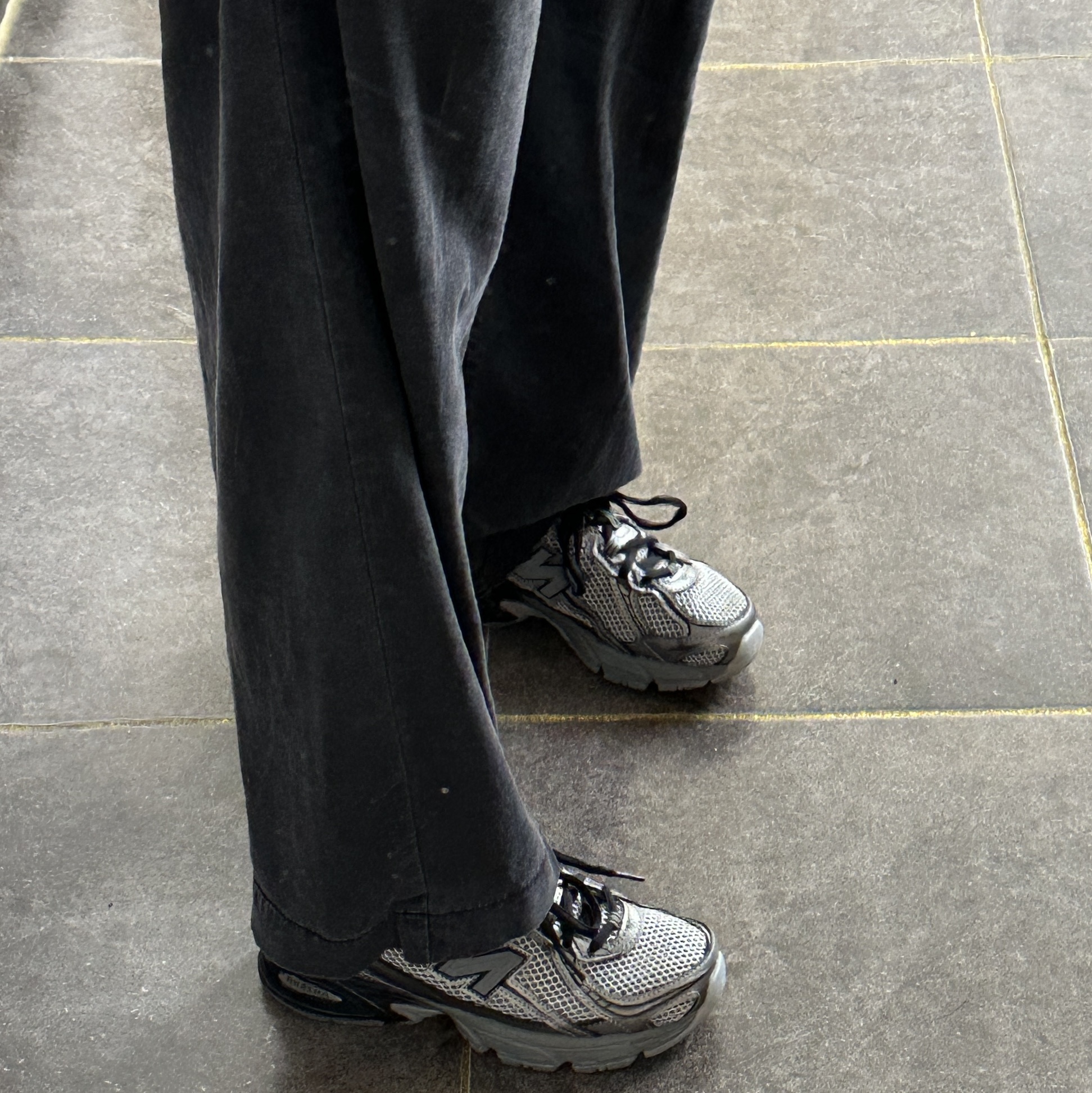 New Balance 740 Dark Silver Metallic 착용 스타일 - 1