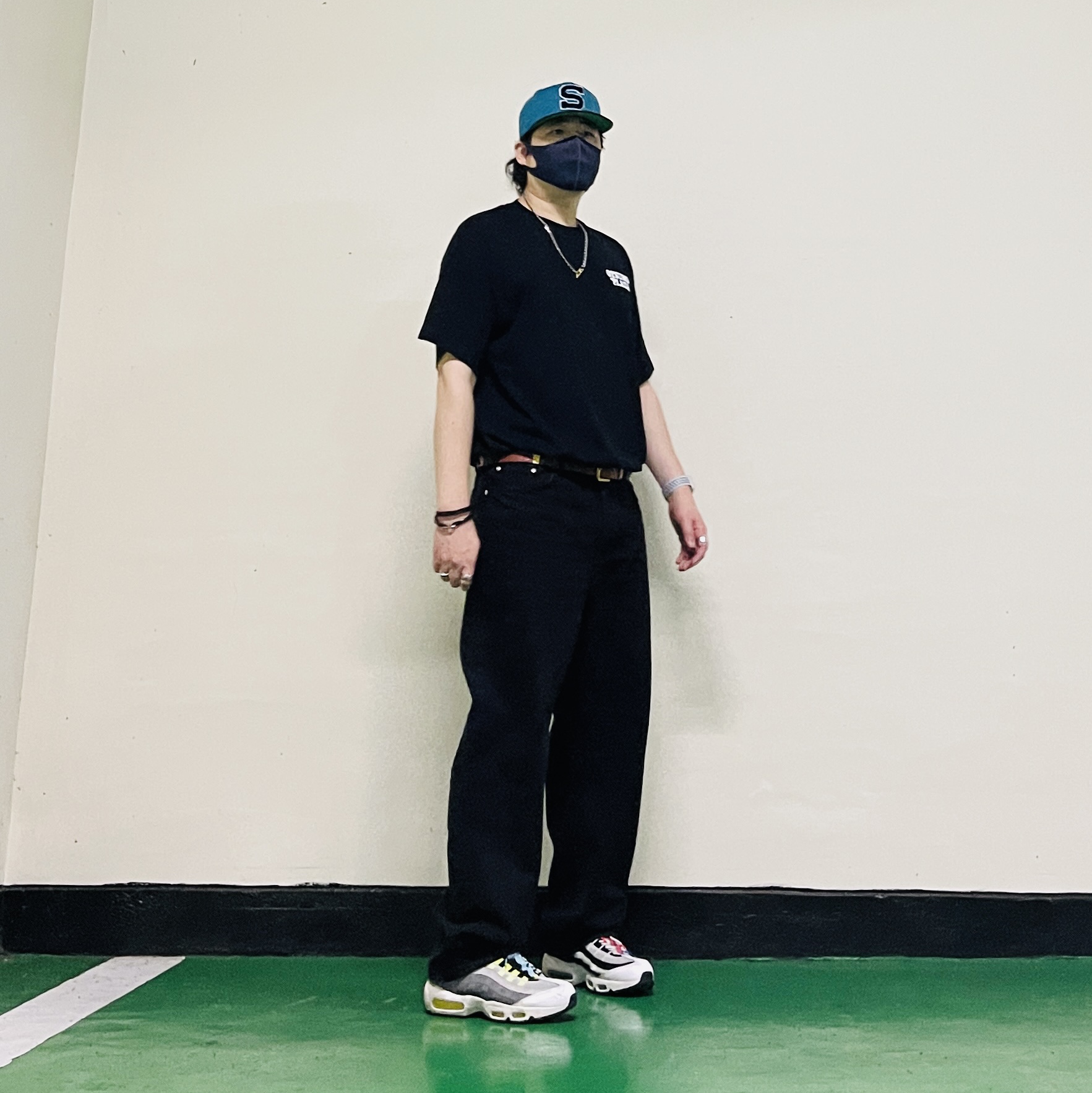 Stussy Washed Canvas Big OL' Jean Black, Verdy Otsumo Plaza T-Shirt Black - Otsumo Plaza Exclusive 착용 스타일 - 4