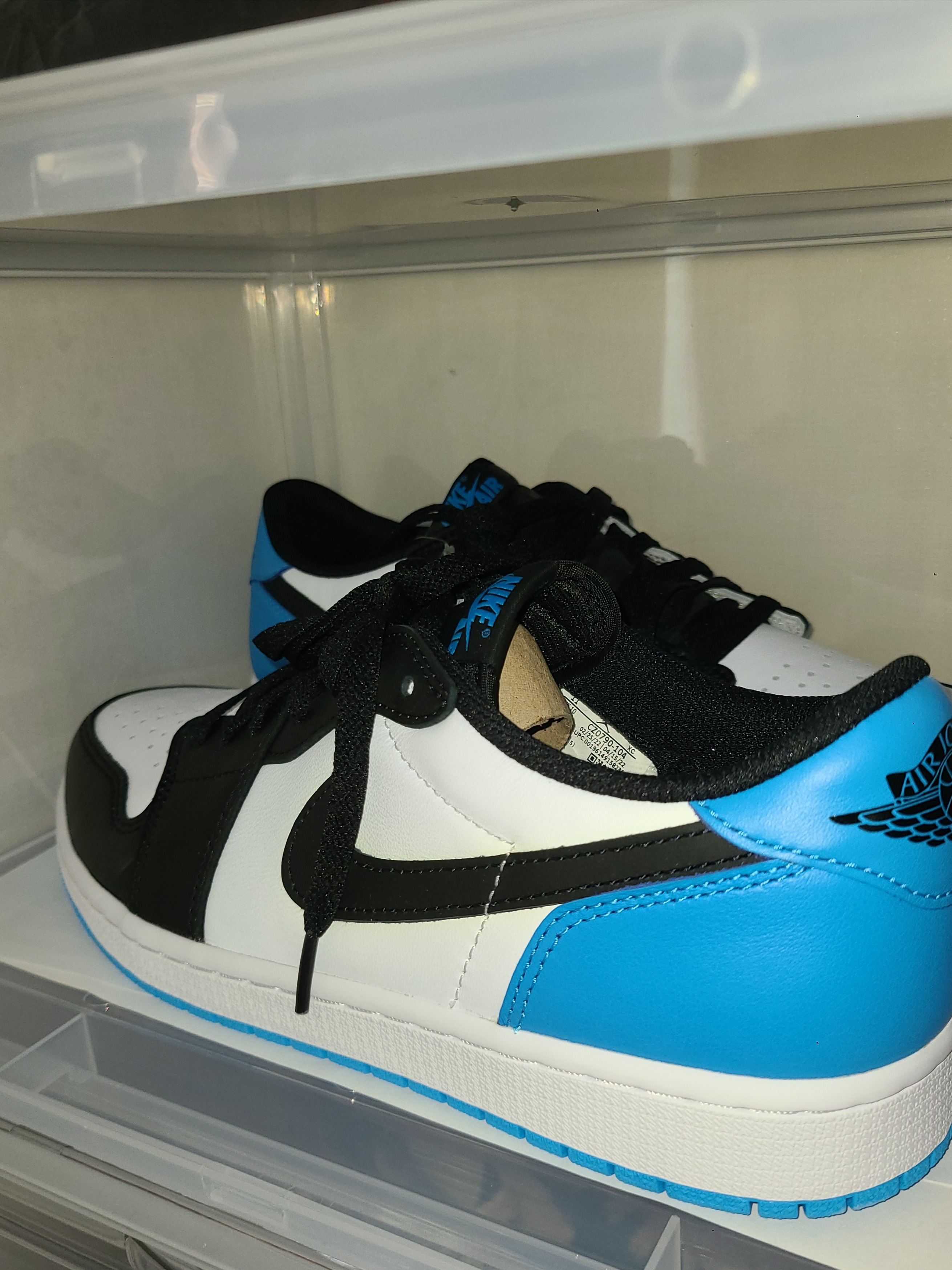 Jordan 1 Retro Low OG Black and Dark Powder Blue 착용 스타일 - 1