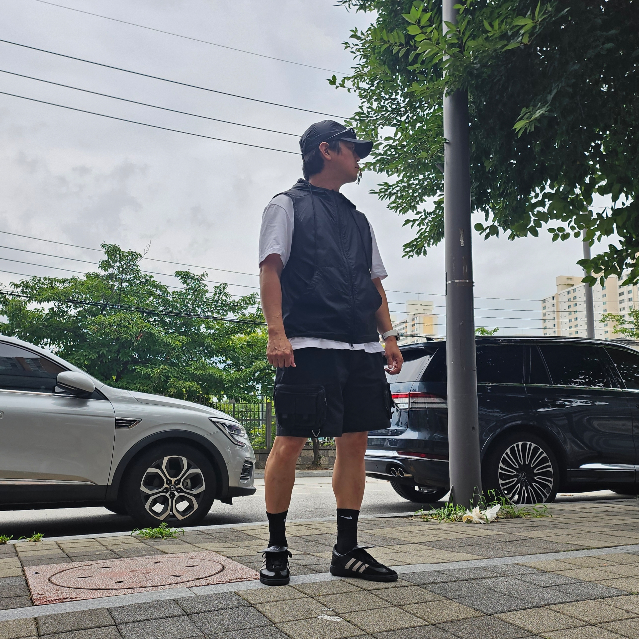 Adidas Spezial Handball Core Black Cloud White, Nike ACG Trail Cap Black 착용 스타일 - 2