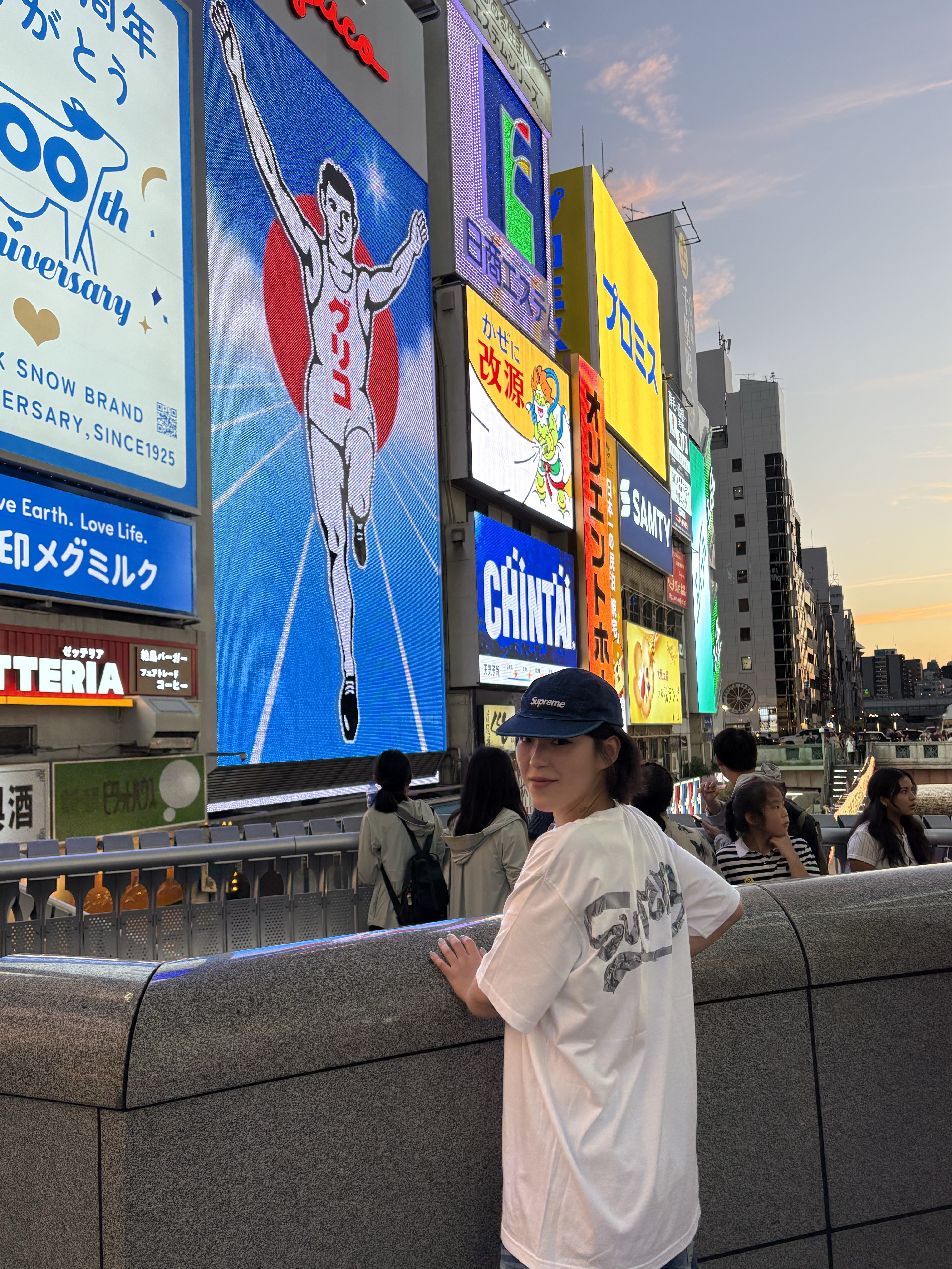 Supreme Washed Chino Twill Camp Cap Indigo - 25SS, Supreme Tape T-Shirt White - 25SS 착용 스타일