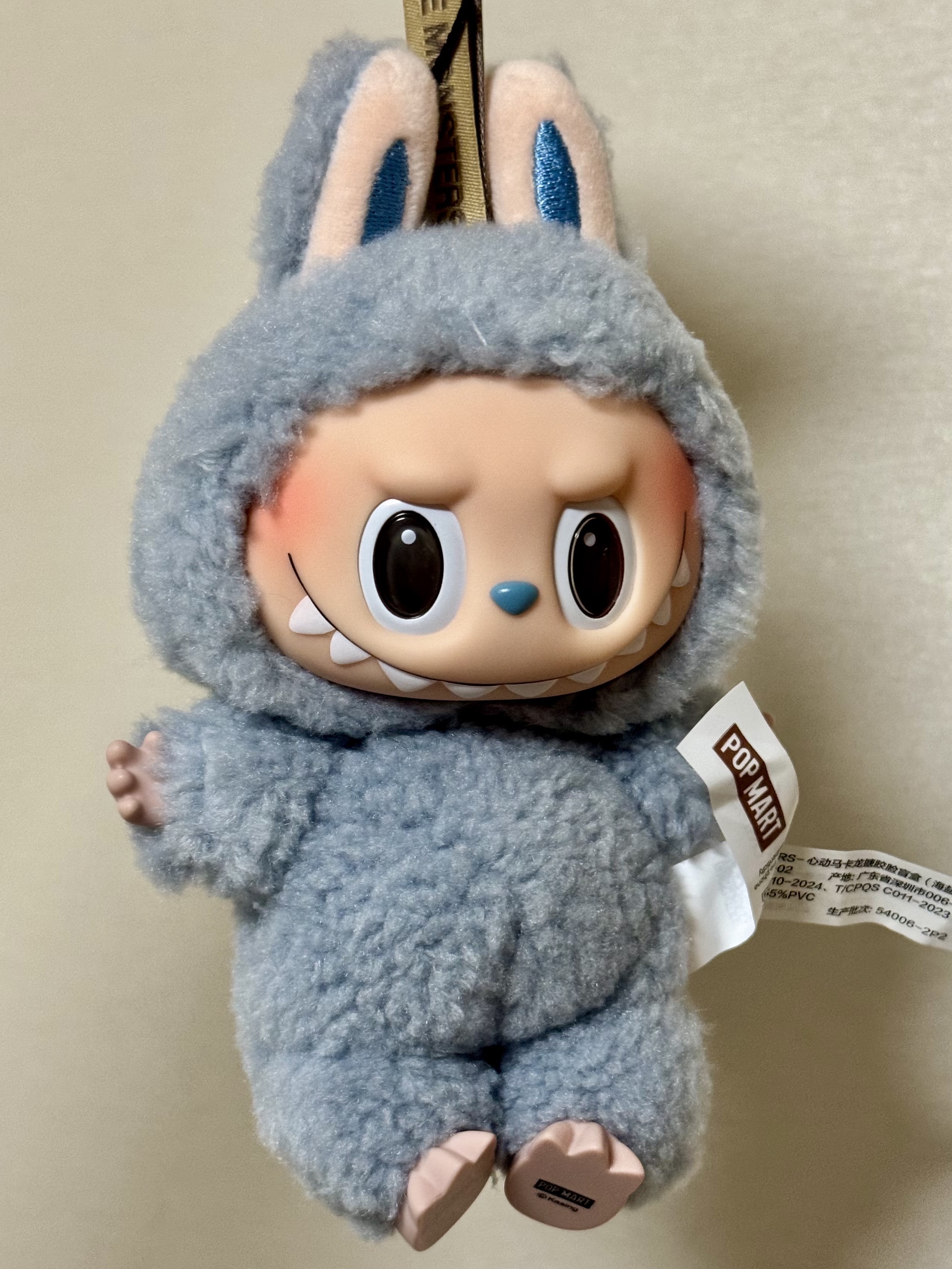 Pop Mart Labubu The Monsters Labubu Tasty Macarons Series Sea Salt Coconut Keyring 착용 스타일