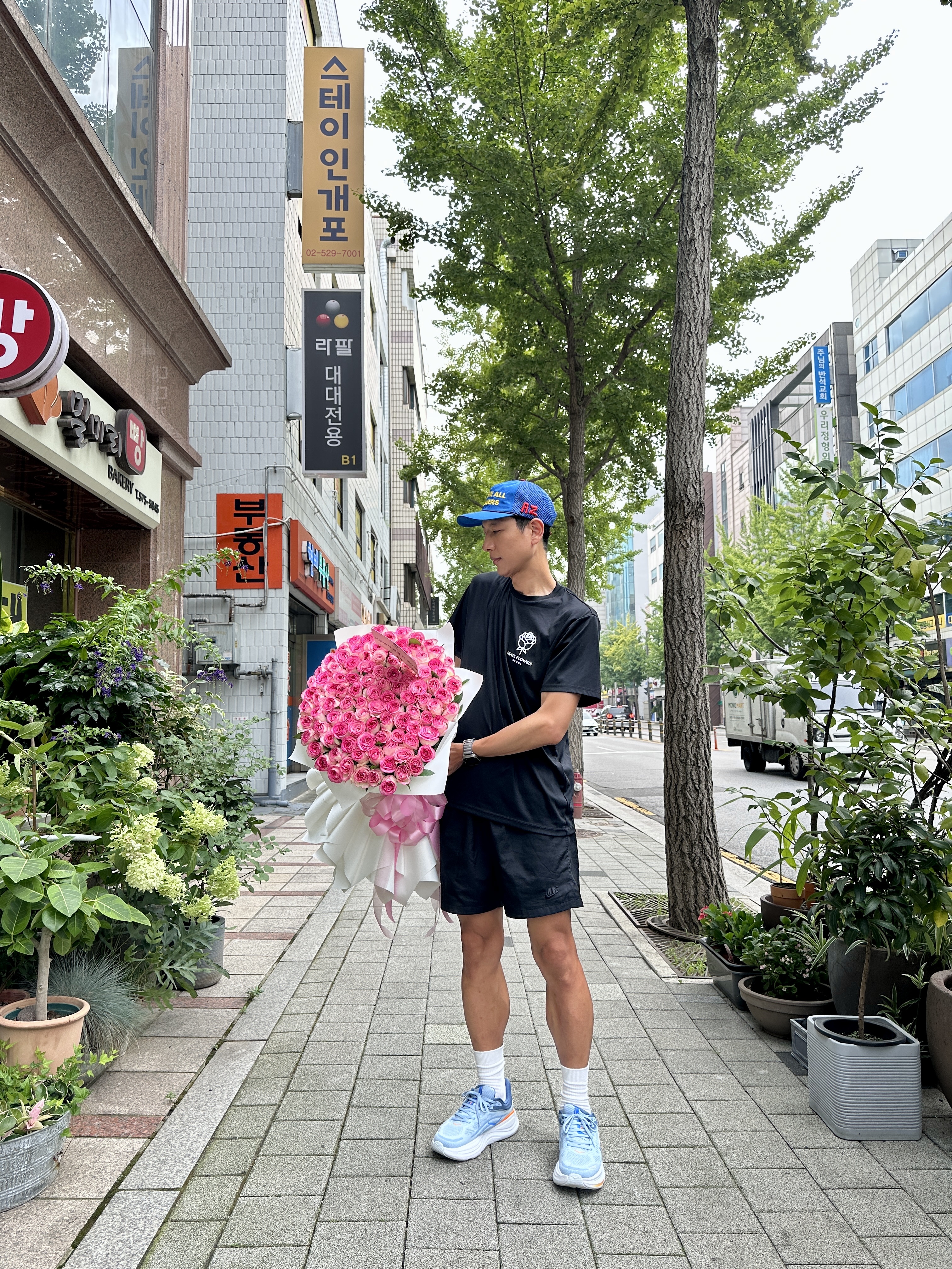 Alex Zono x Wherever We Are All Runners Trucker Hat Blue, Hoka Bondi 9 Drizzle Downpour - Wide 착용 스타일 - 1
