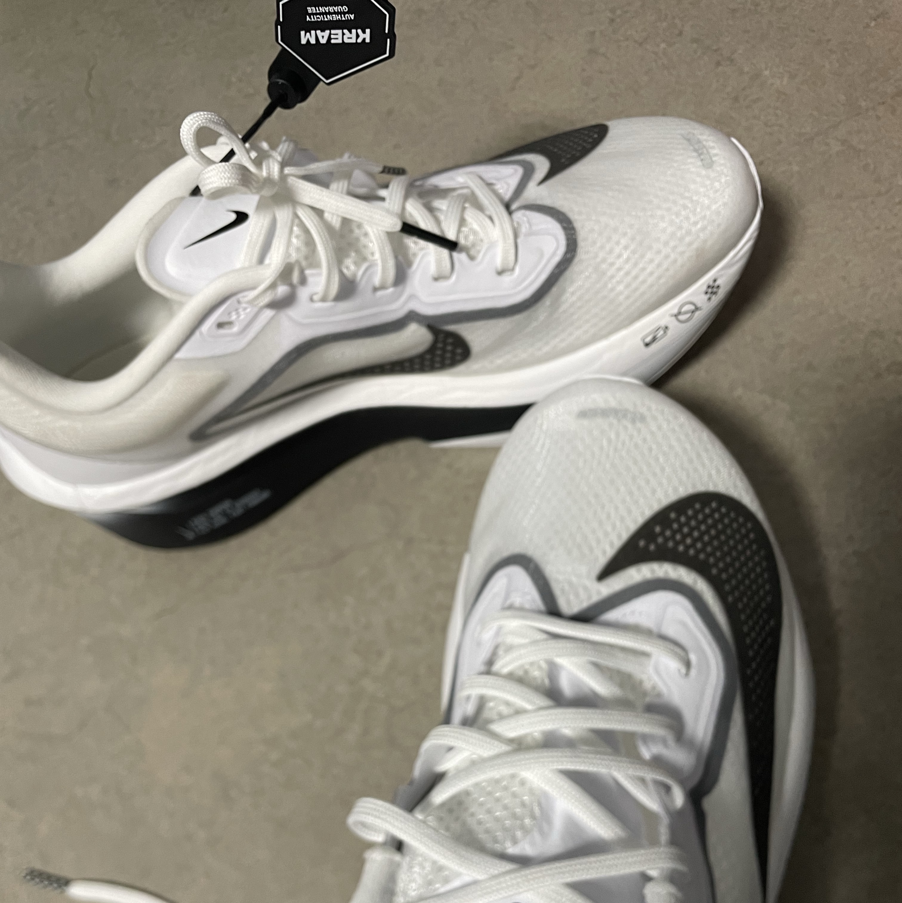 Nike Zoom Fly 6 White Smoke Grey 착용 스타일 - 3