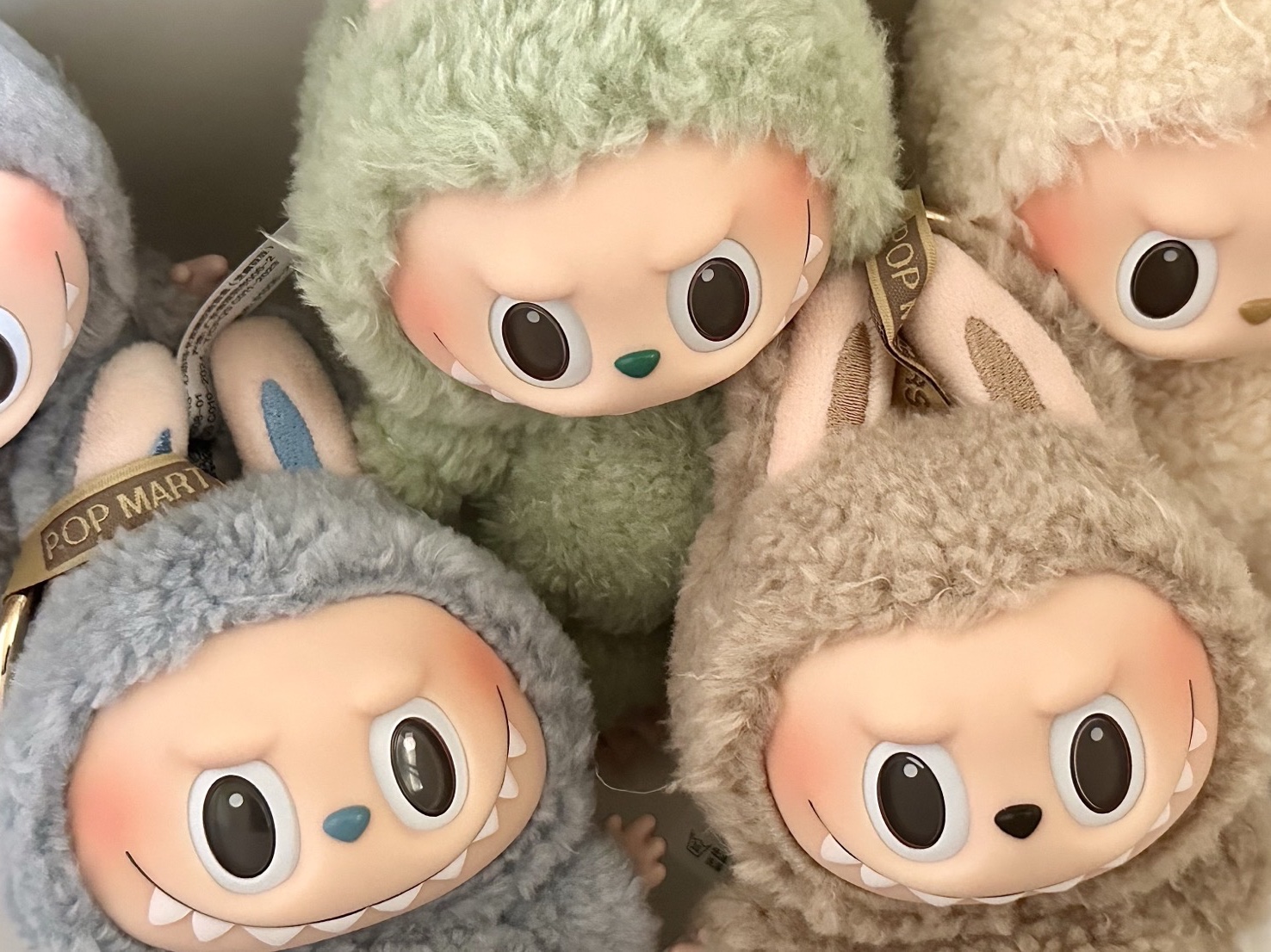 Pop Mart The Monsters Labubu Tasty Macarons Series Sealed Case (6 Blind Boxes) 착용 스타일