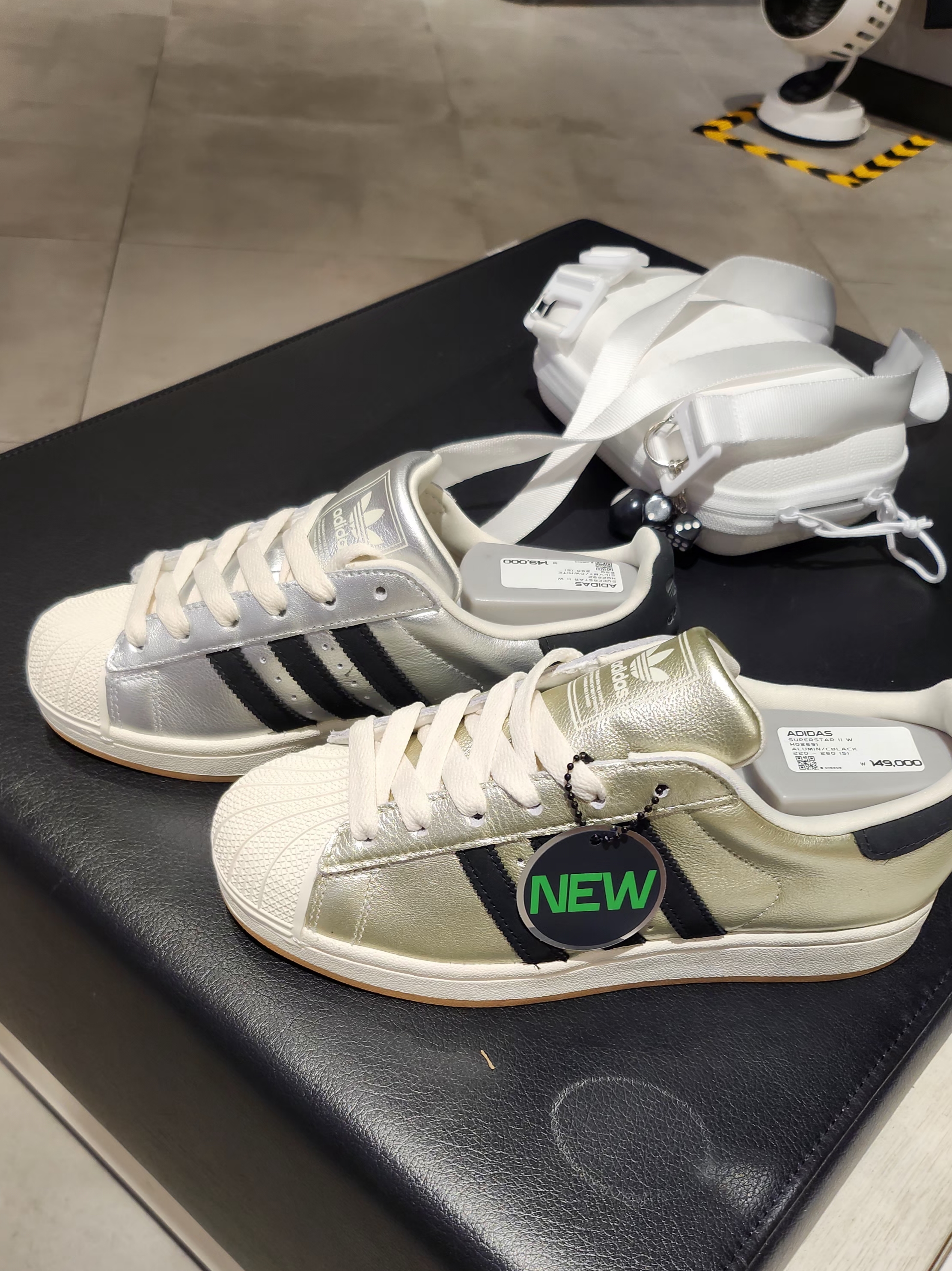 (W) Adidas Denim Bermuda Shorts Multicolor Carbon - US Sizing, Adidas 3-Stripes Crew Socks White (3 Pack) 착용 스타일 - 2