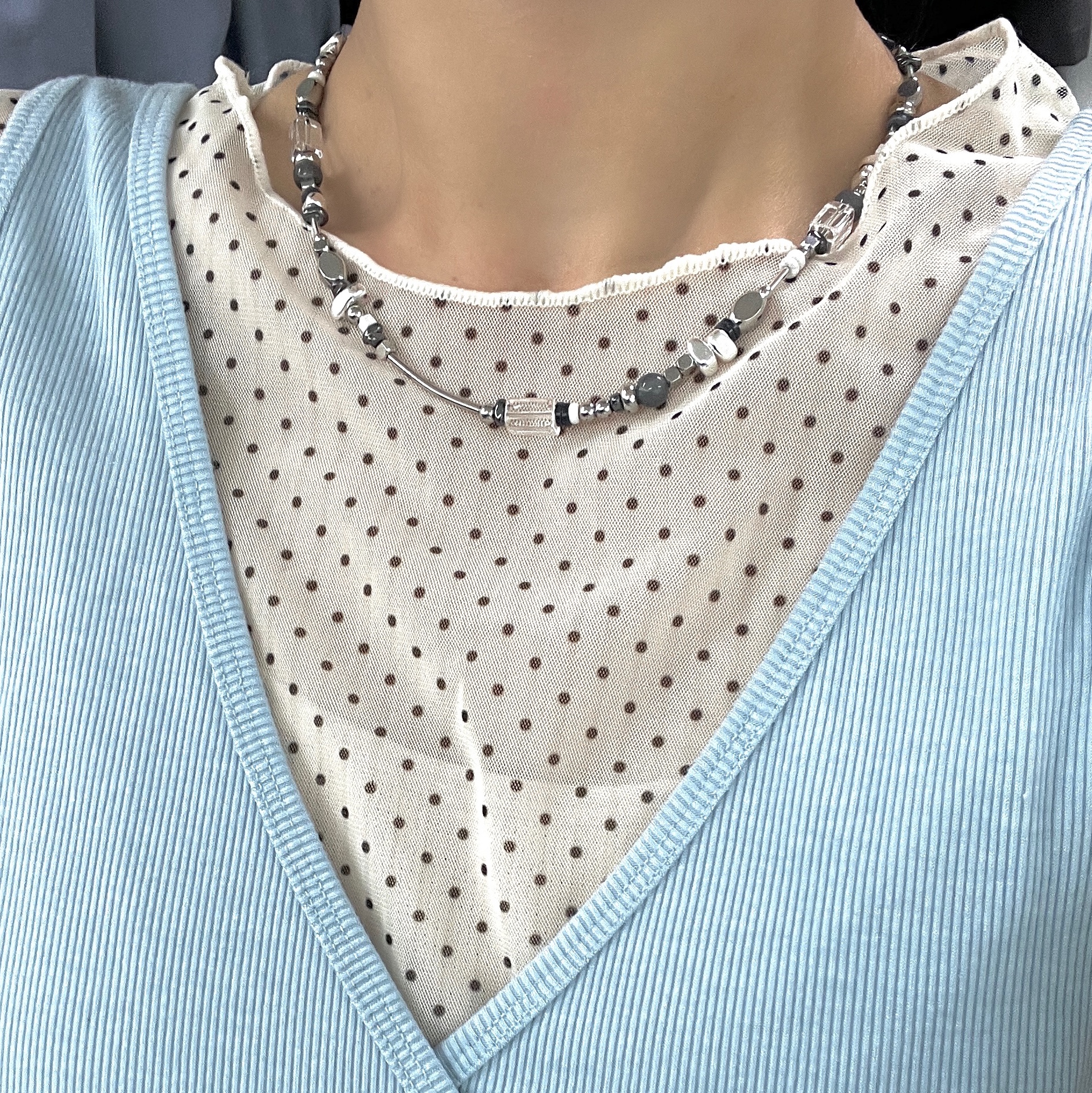 Riomeu Martin gray necklace 착용 스타일 - 3