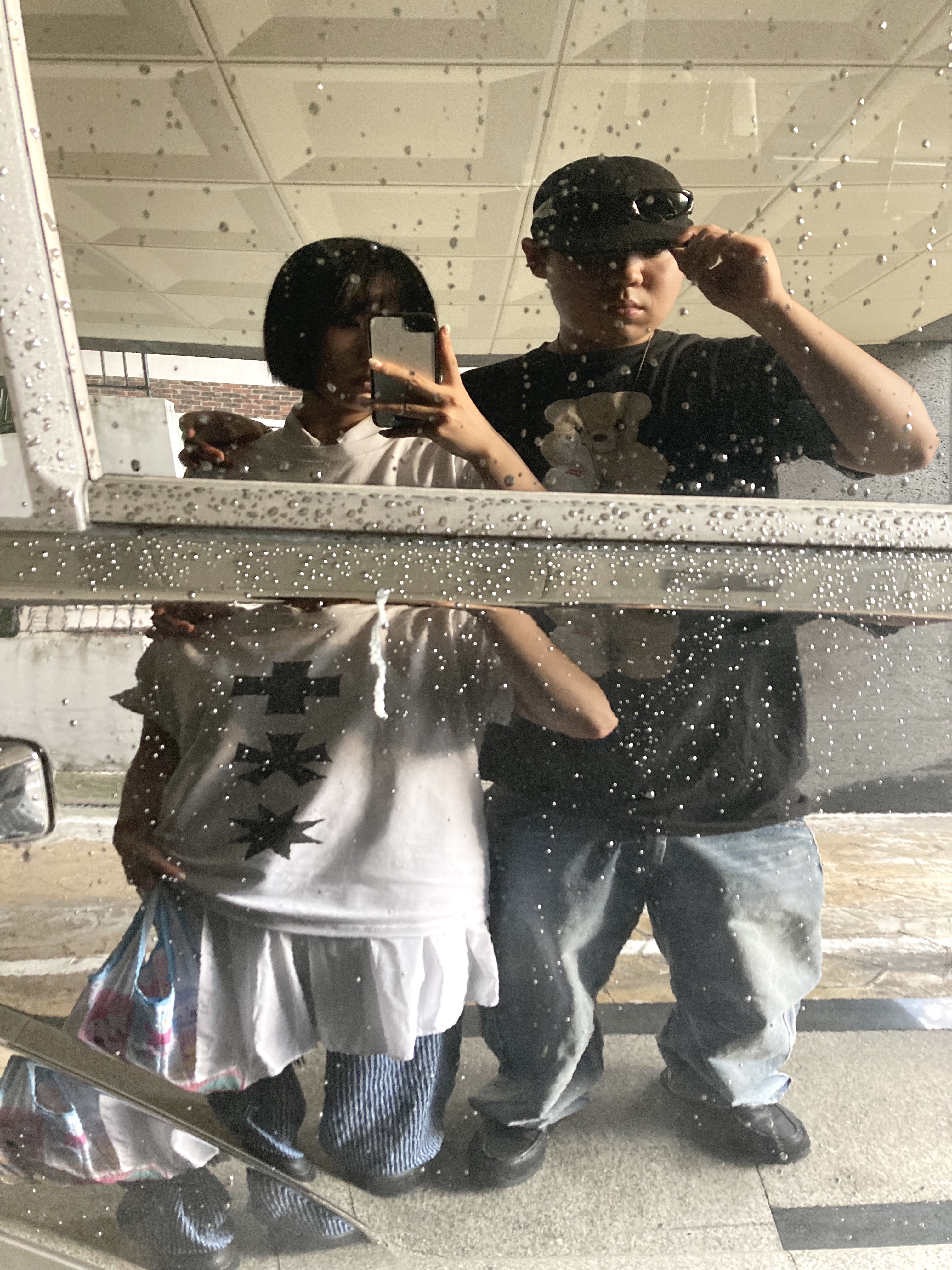 Supreme Bear T-Shirt Black - 25SS, Balenciaga Sporty B Round Af Sunglasses Black 착용 스타일 - 1