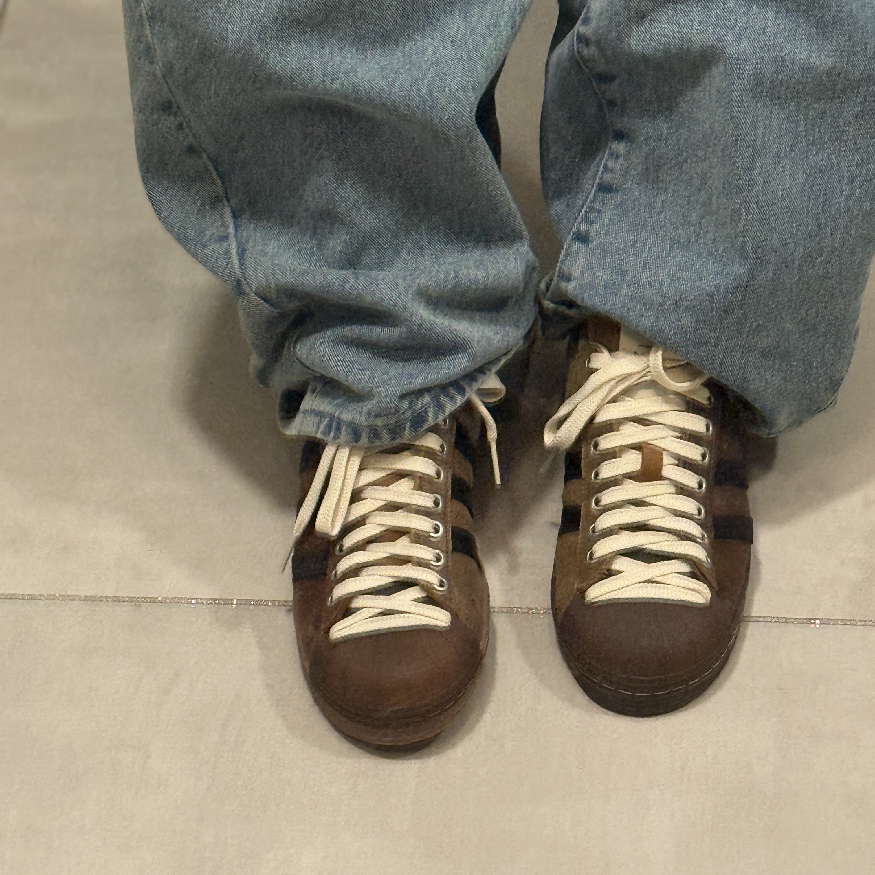 Adidas x Song for the Mute Superstar 82 Khaki Core Black 착용 스타일 - 2