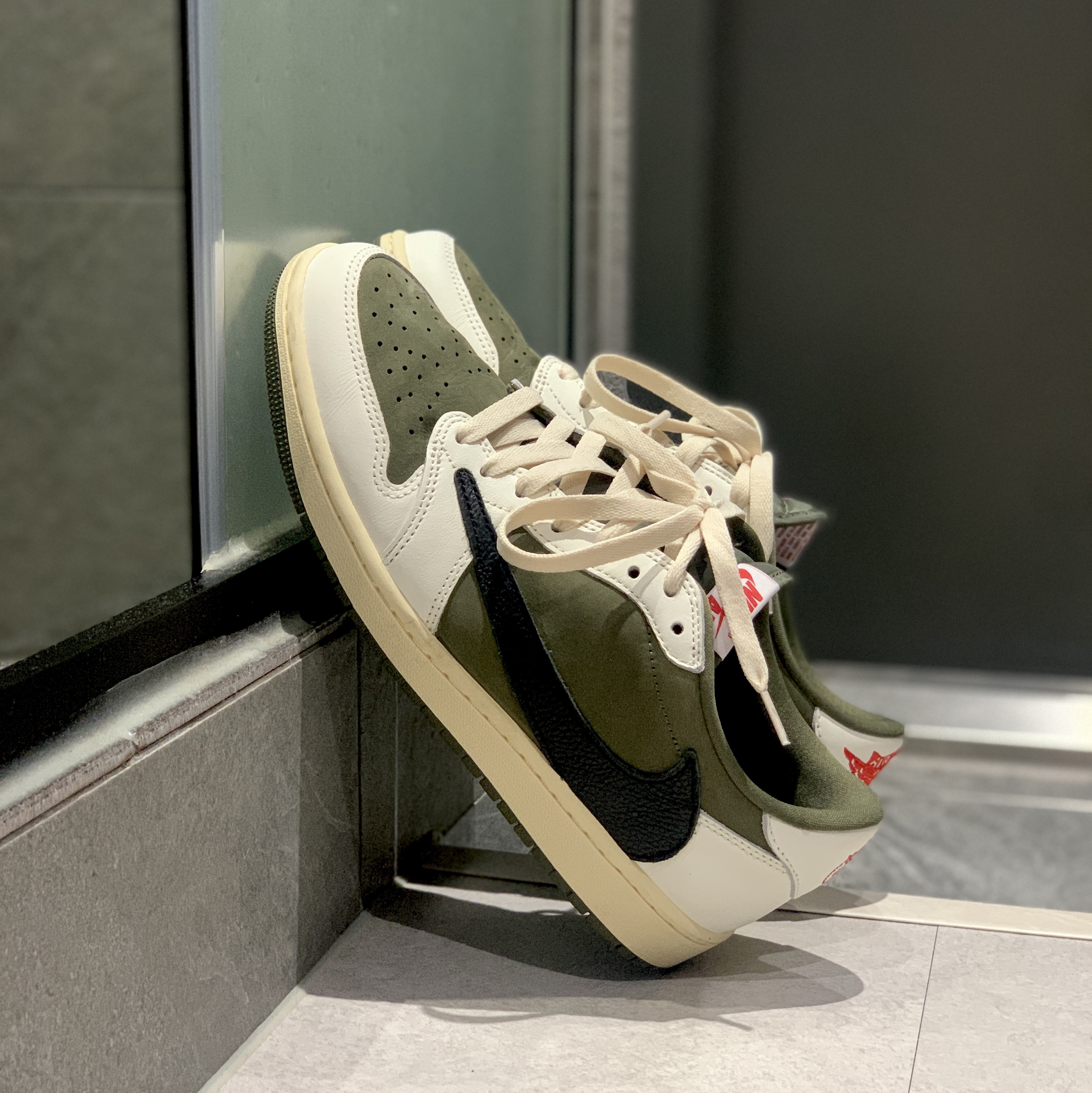 Jordan 1 x Travis Scott Retro Low OG SP Reverse Olive 착용 스타일