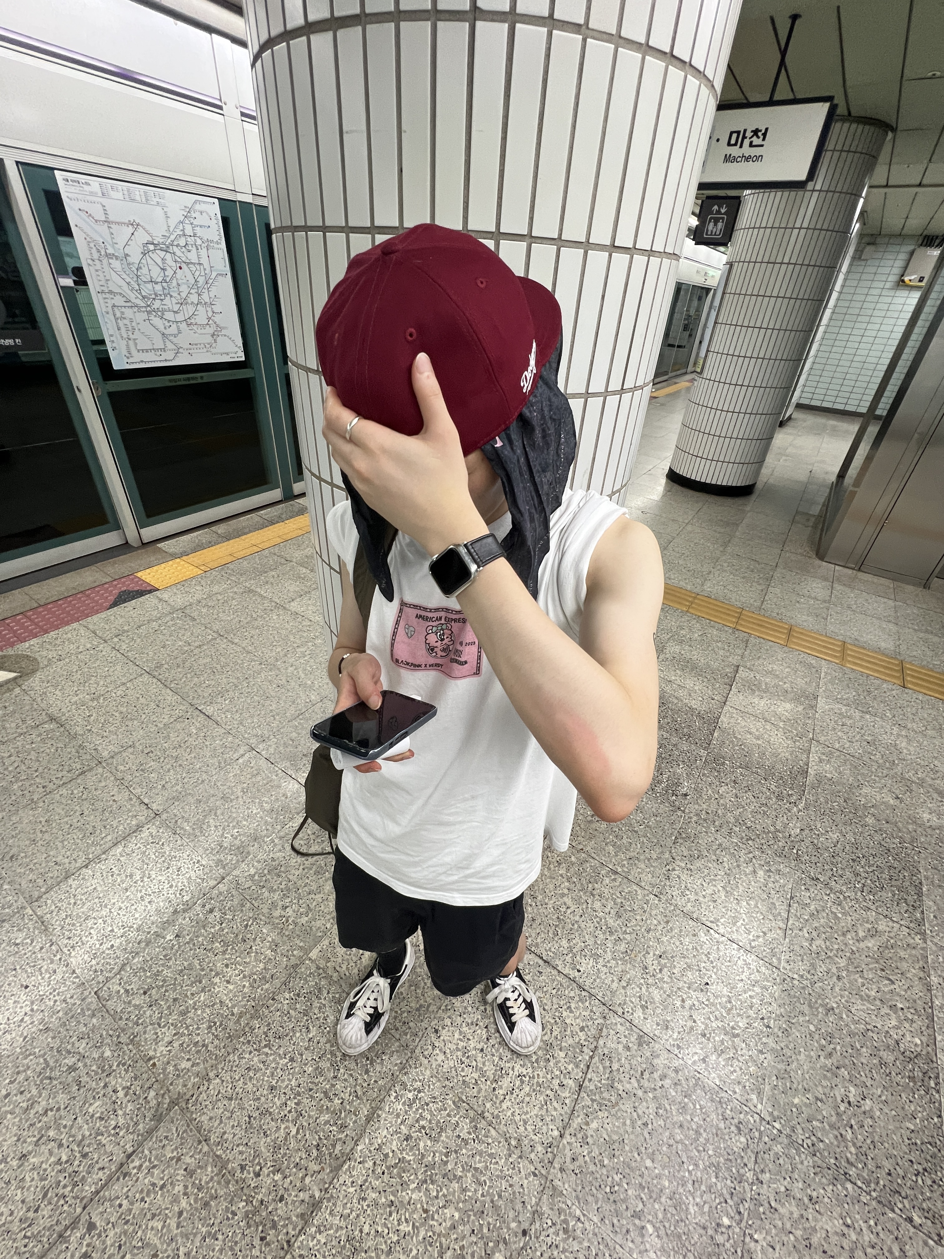 Verdy x Blackpink CC T-Shirt White - Amex Exclusive, Uniqlo U Drawstring Shoulder Bag Olive 착용 스타일 - 3