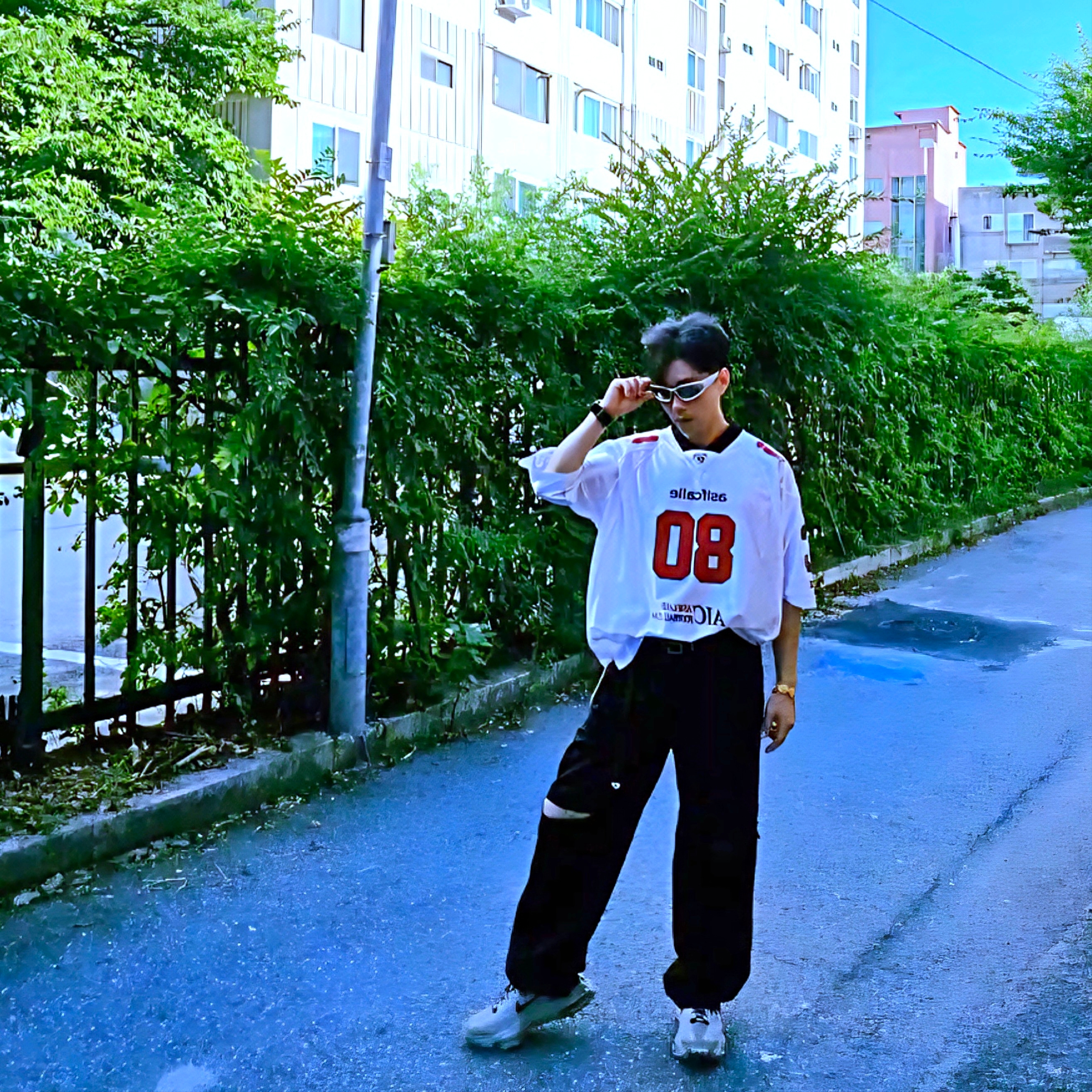 Balenciaga Swift Oval Sunglasses Silver, Nike x Matthew M Williams Zoom 004 Stone 착용 스타일 - 1