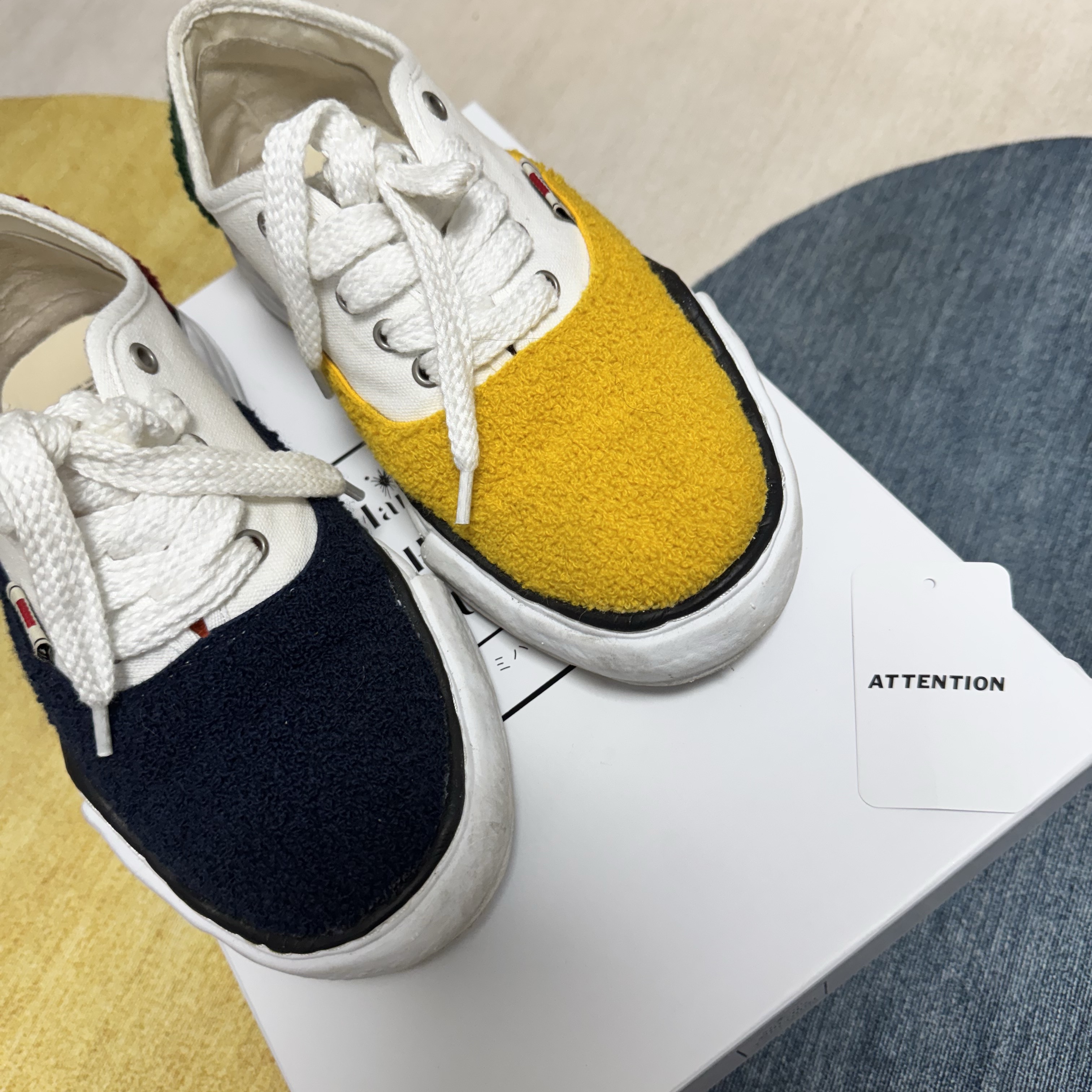 Maison Mihara Yasuhiro Baker Canvas Low-top Sneakers Multi 착용 스타일