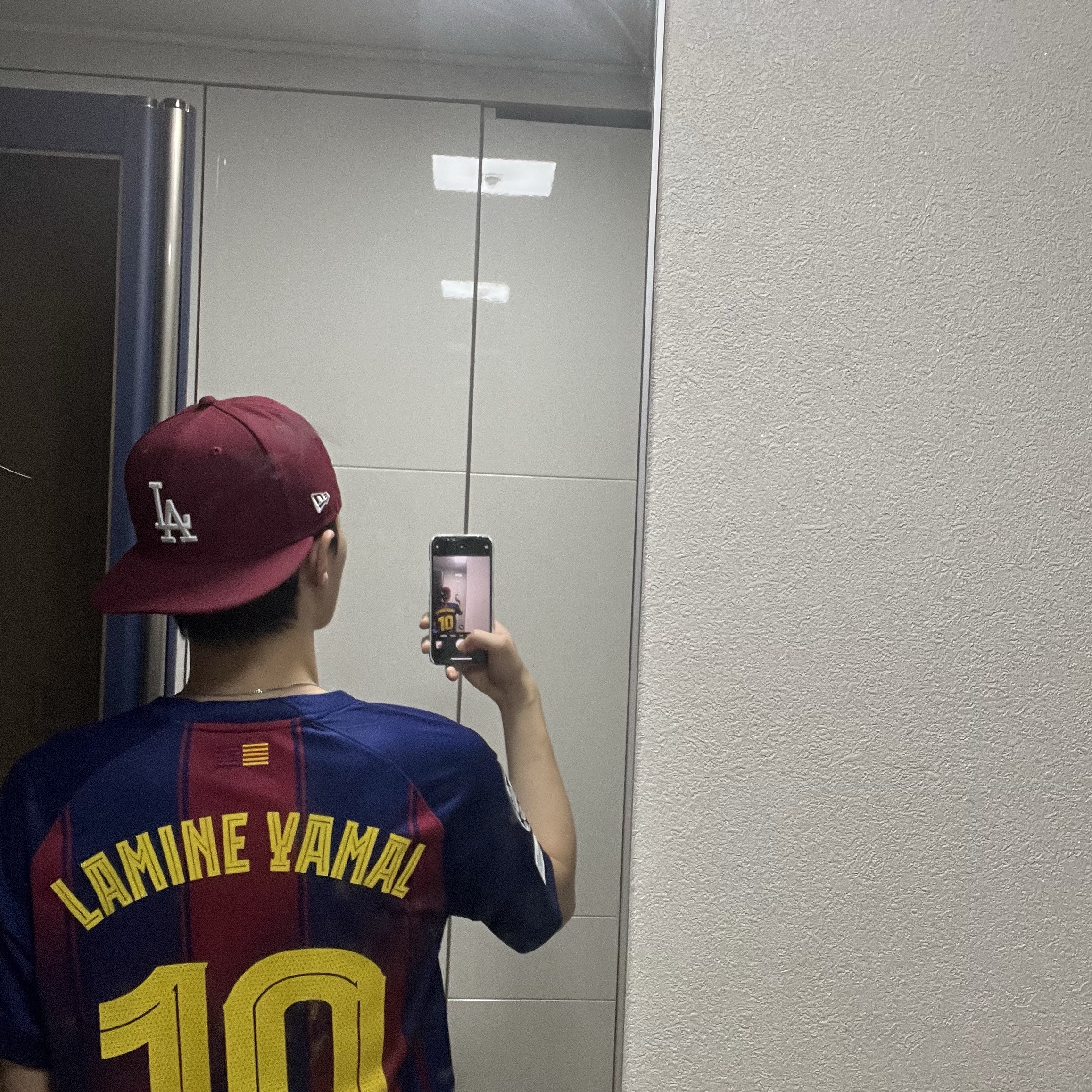 Nike FC Barcelona 2025/26 Stadium Home Dri-Fit Football Replica Jersey Deep Royal Blue Noble Red (Non Marking Ver.), Rose First Single Vinyl LP R Limited Edition 착용 스타일 - 2