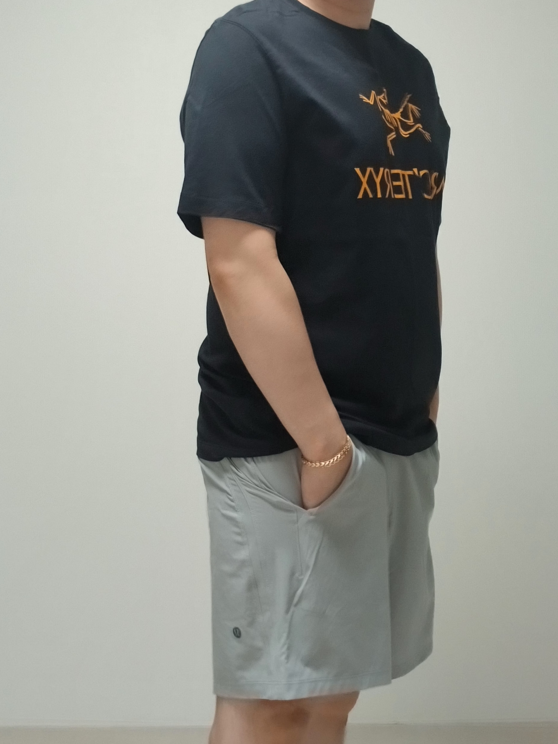 Arc'teryx Arc'word Logo SS T-Shirt Black II, Hoka Ora Athletic Slide Black White 착용 스타일 - 4