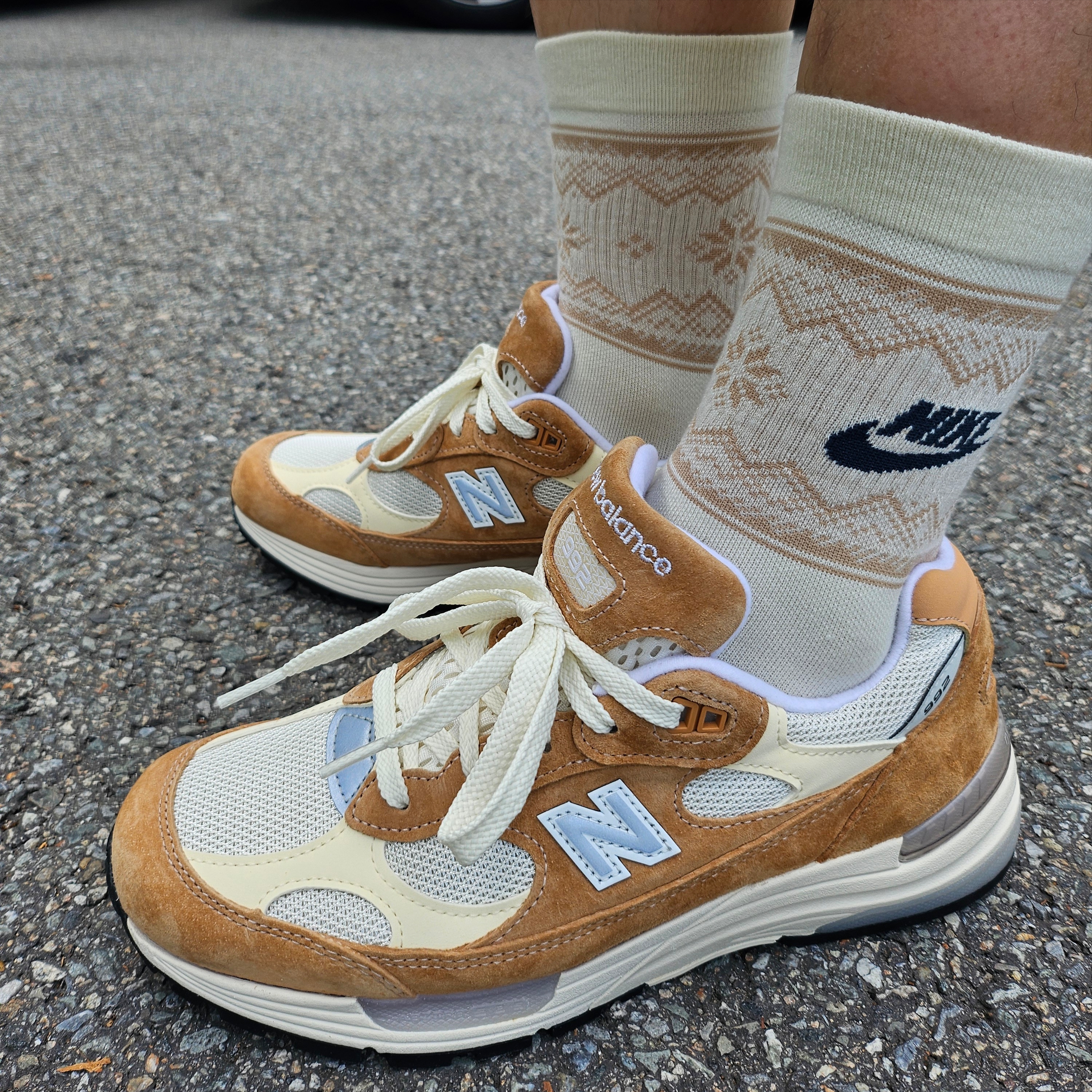 New Balance 992 Made in USA Sweet Caramel Calcium 착용 스타일 - 2