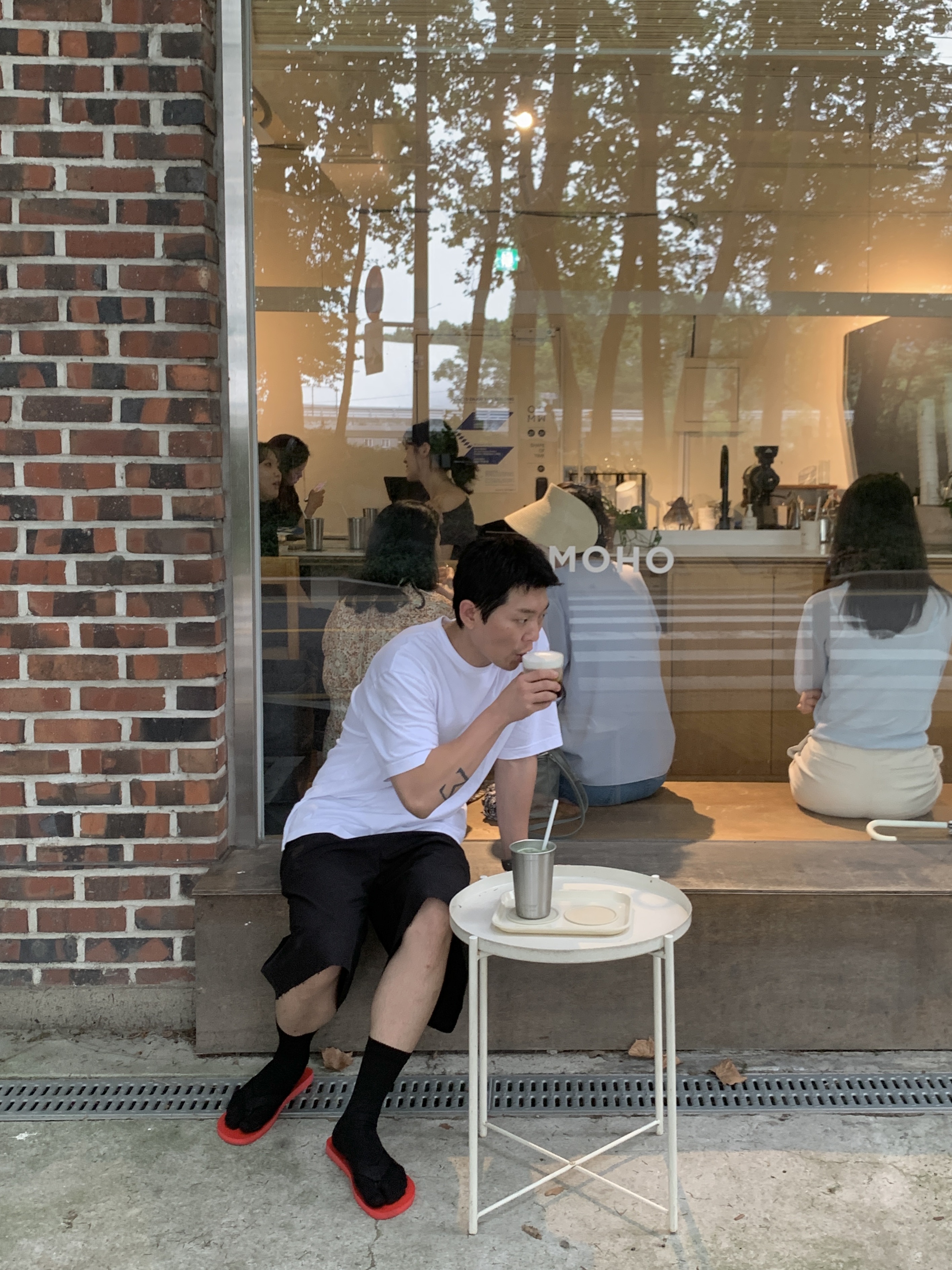 Salomon x MM6 Maison Margiela Wide Shorts Deep Black, The Row Dune Classic Sandal in Rubber Scarlet 착용 스타일 - 1