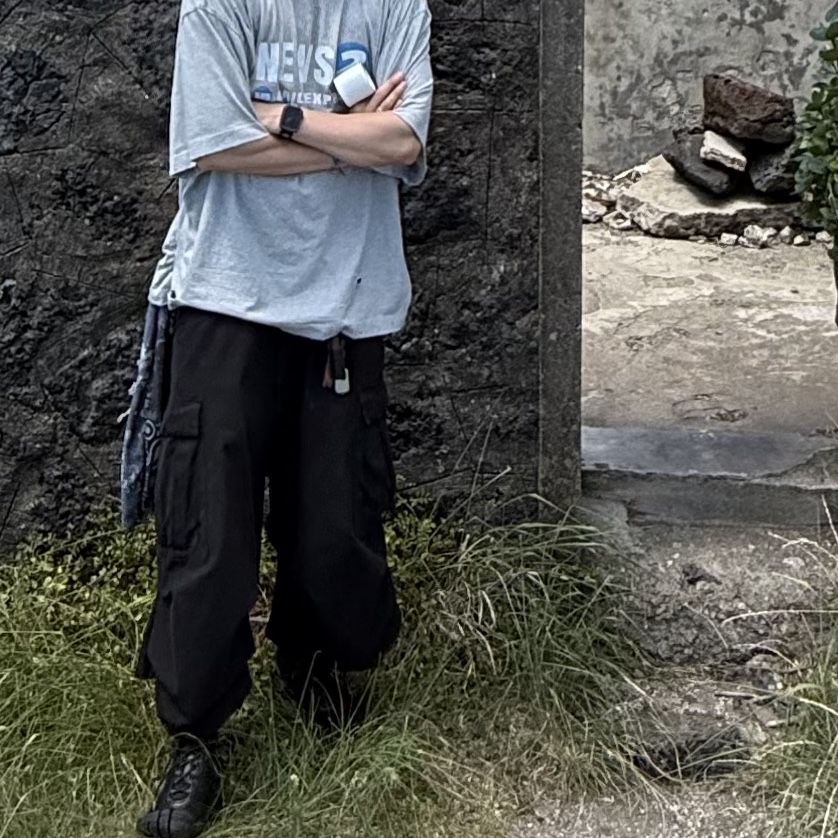 Nonnod Puckering News T-shirt Vintage grey, Nonnod Side Cargo Shorts Vintage Black 착용 스타일 - 2