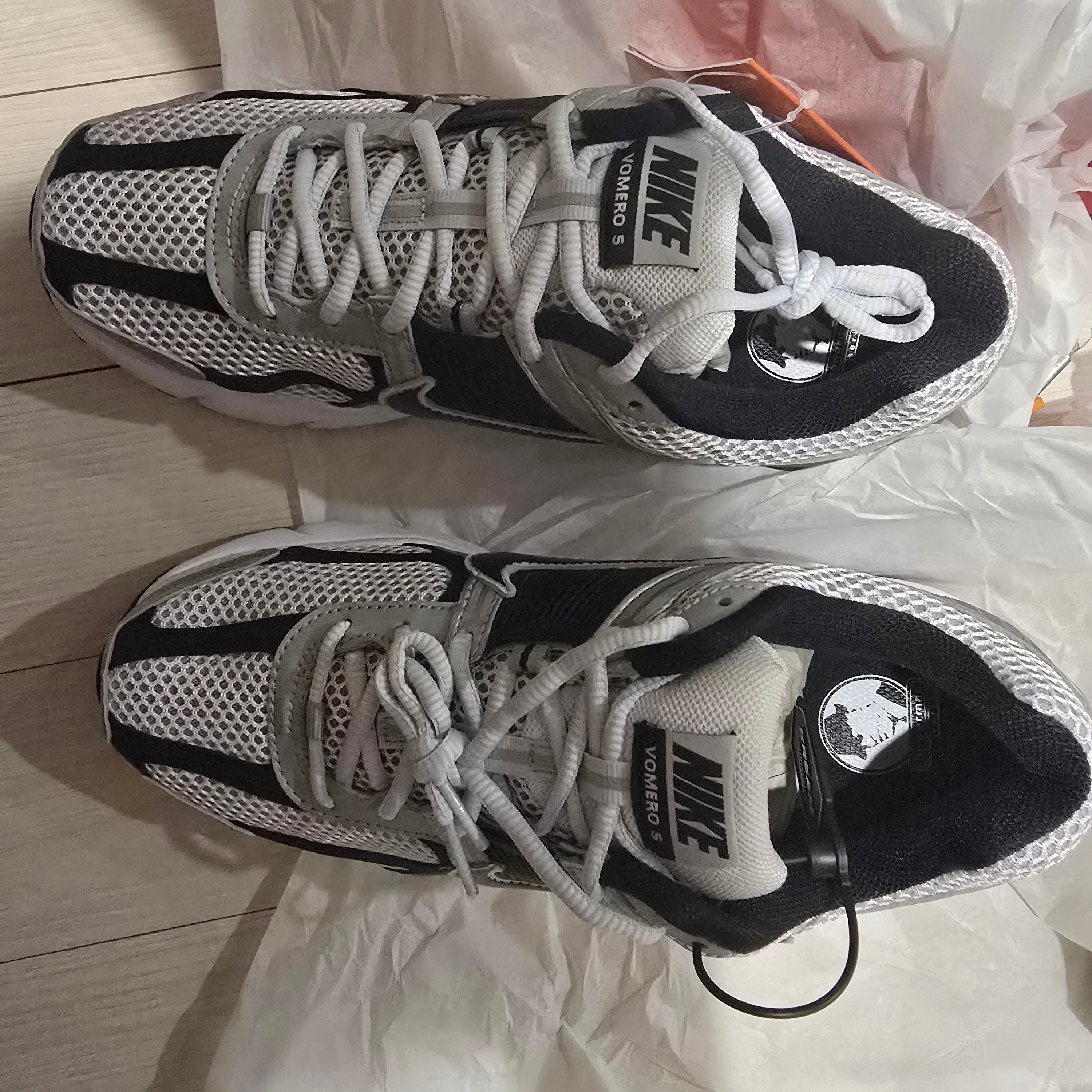 Nike Zoom Vomero 5 Metallic Silver Black 착용 스타일