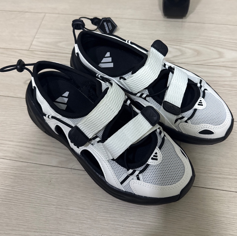 (W) Adidas Ozwave Sandal Core White Core Black 착용 스타일