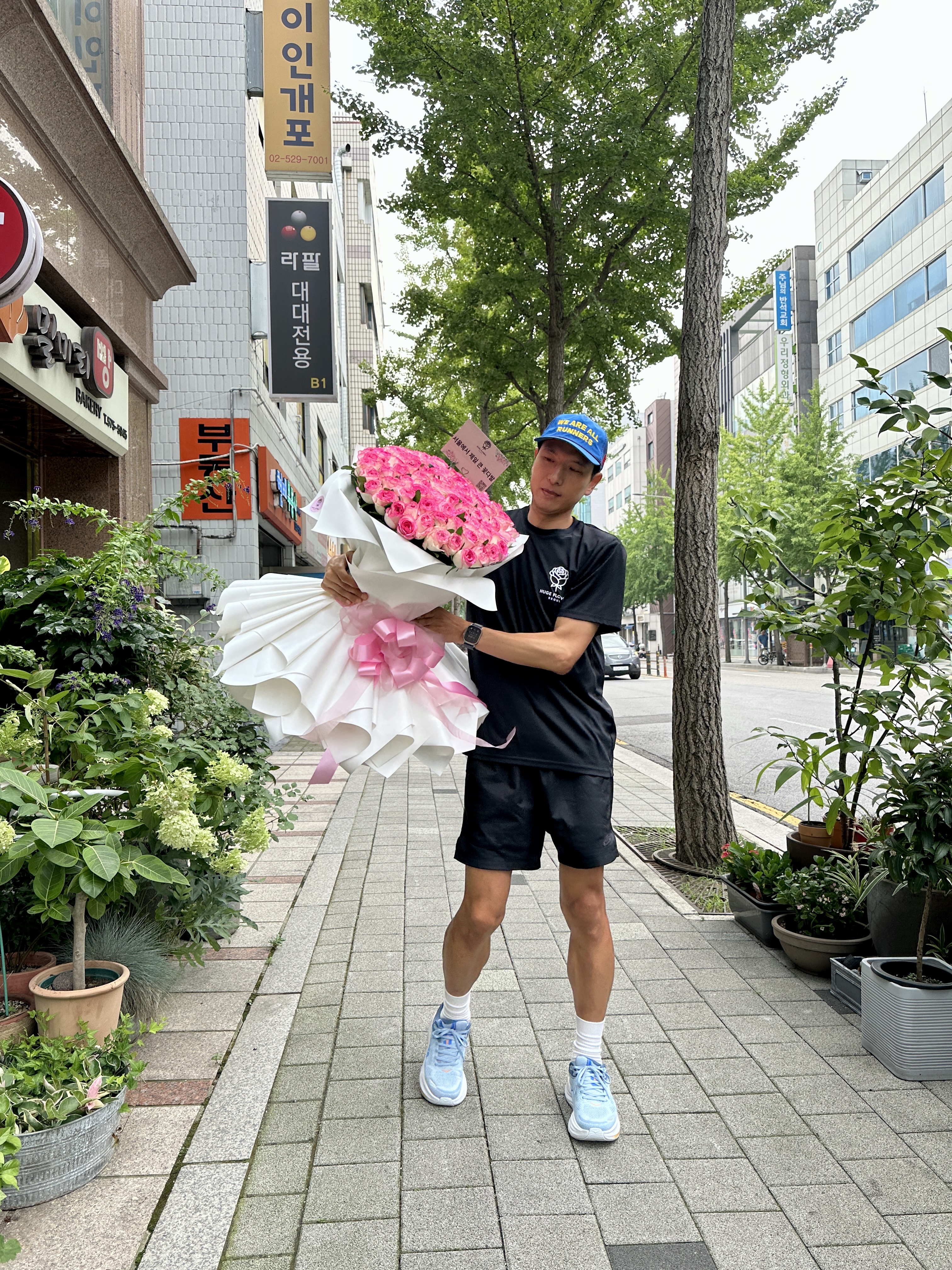 Alex Zono x Wherever We Are All Runners Trucker Hat Blue, Hoka Bondi 9 Drizzle Downpour - Wide 착용 스타일 - 3