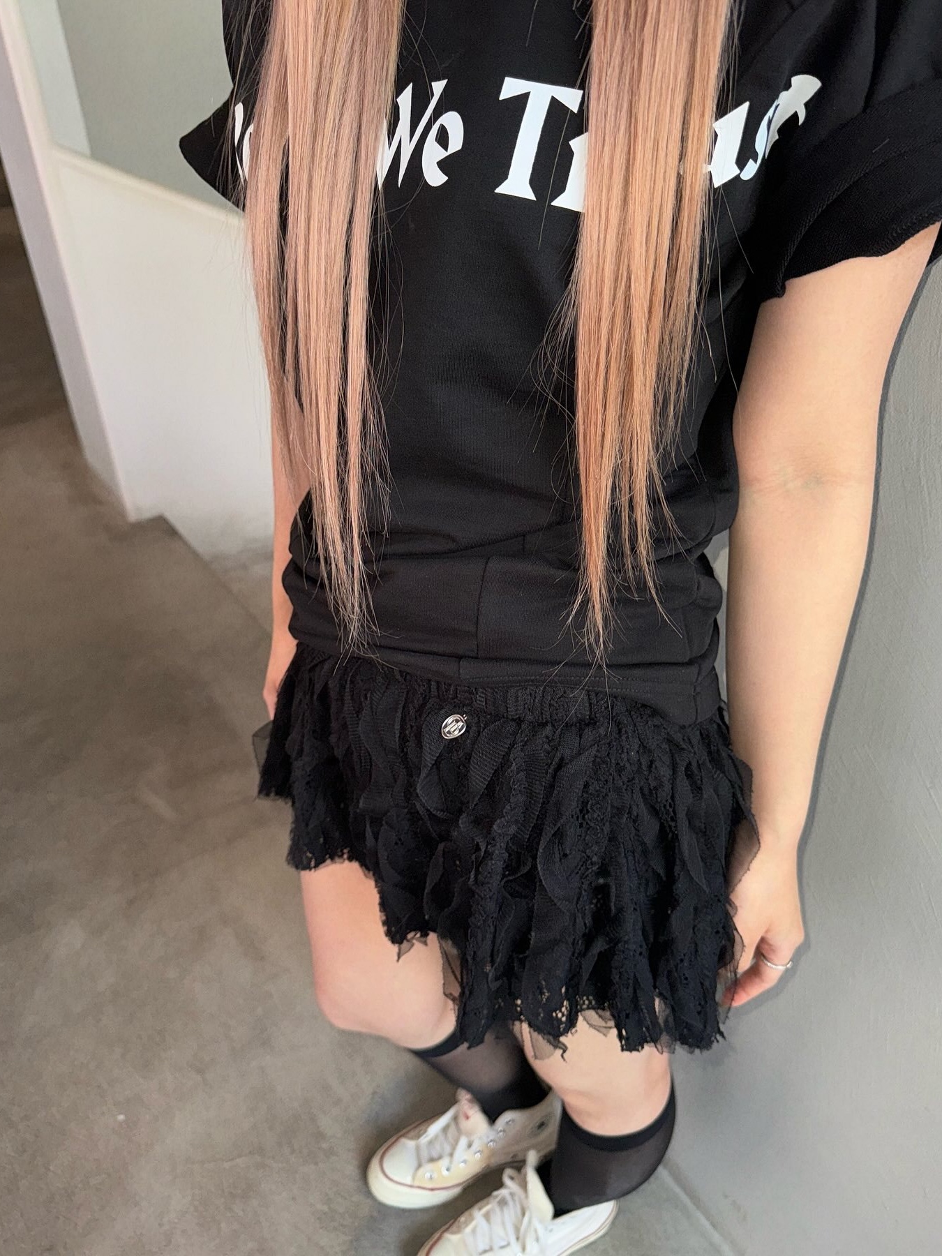 Don't Ask My Plan Lace Frill Floral Shorts -BLACK 착용 스타일 - 2