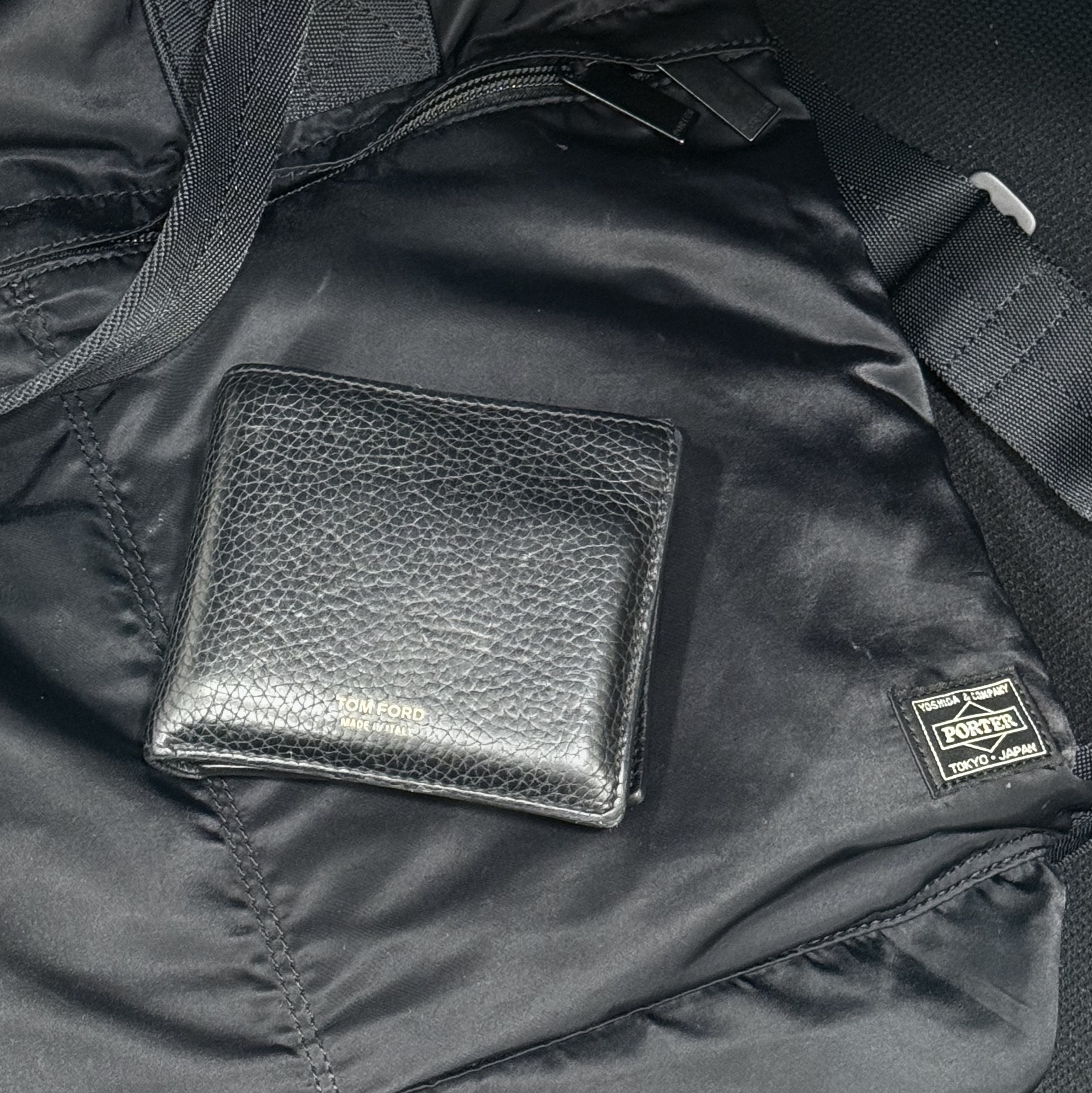Porter Frame 2way Helmet Bag Black, Tom Ford Grain Leather Classic Bifold Wallet Black 착용 스타일