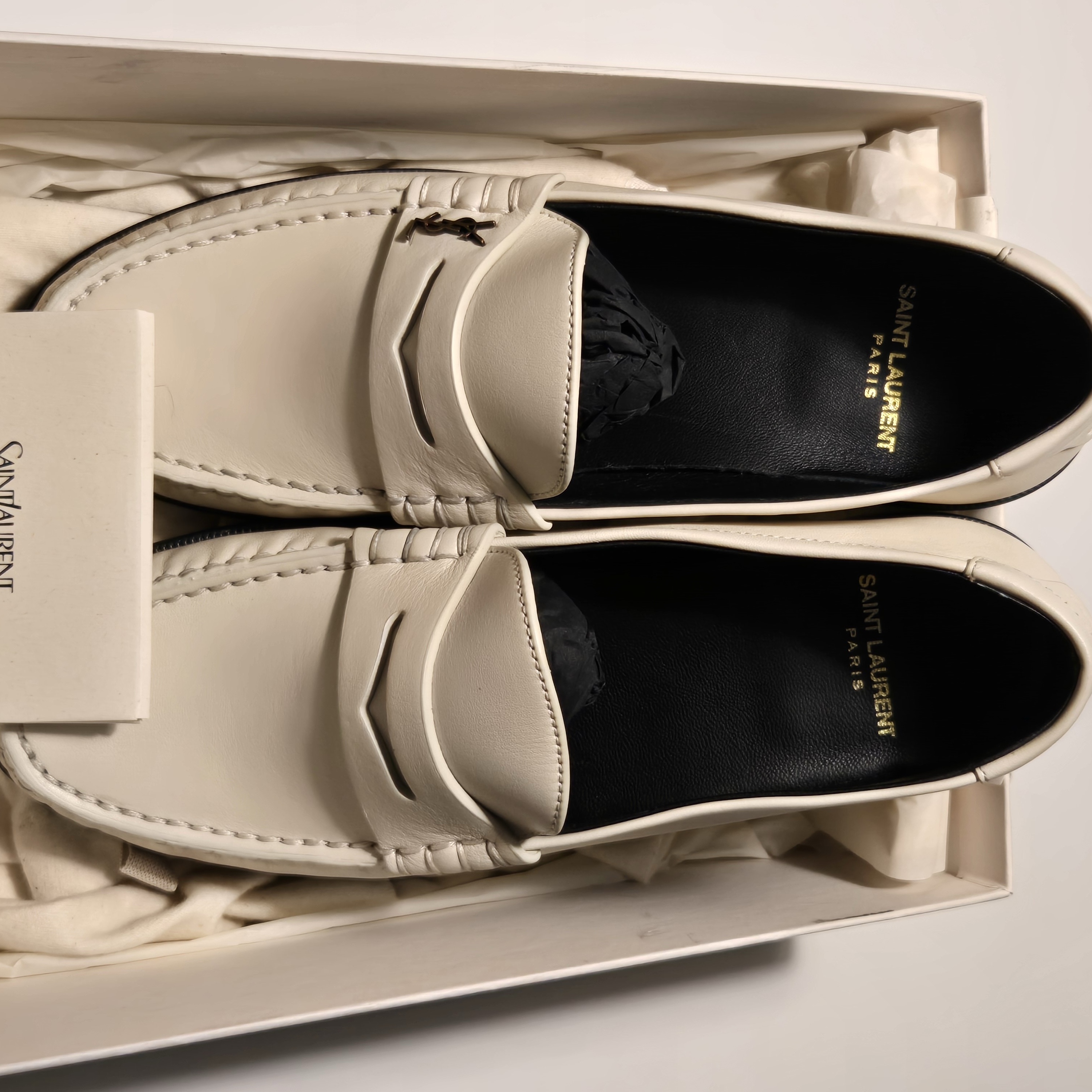(W) Saint Laurent Smooth Leather Monogram Penny Slippers Pearl 착용 스타일 - 1