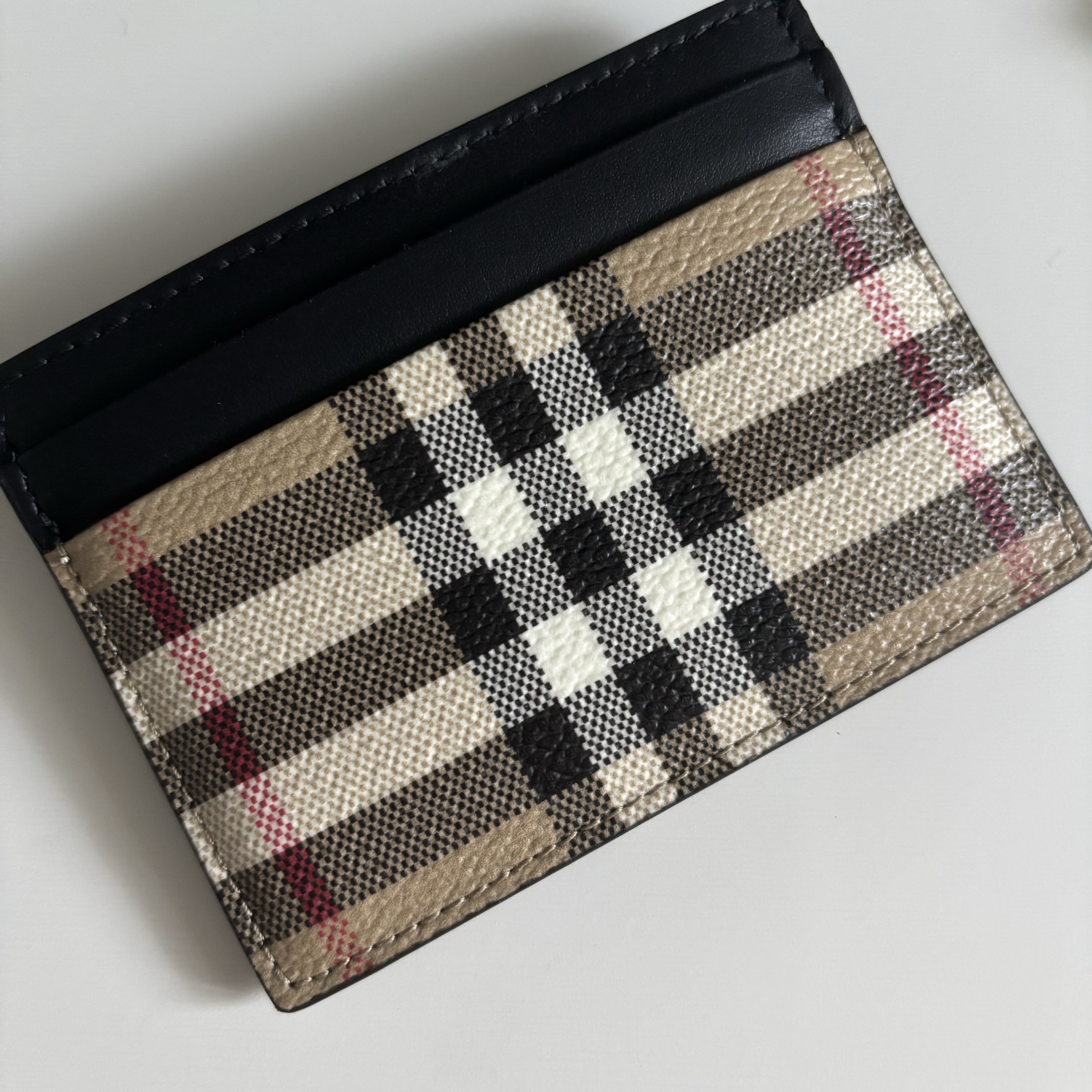 Burberry Check Card Holder Archive Beige 착용 스타일