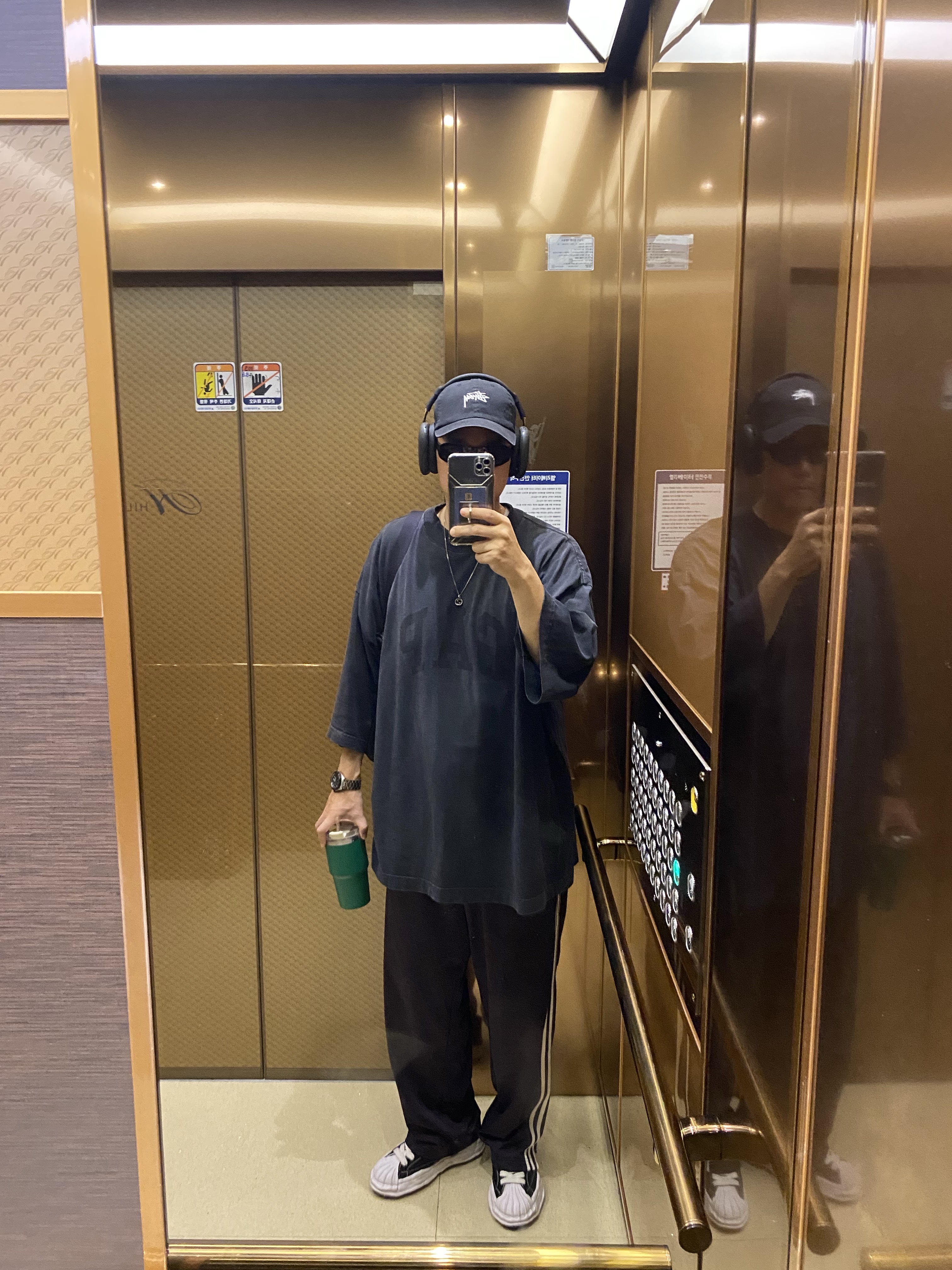Apple AirPods Max USB C Midnight (Korean Ver.), Yeezy Gap Engineered By Balenciaga Dove 3/4 Sleeve T-Shirt Washed Black 착용 스타일