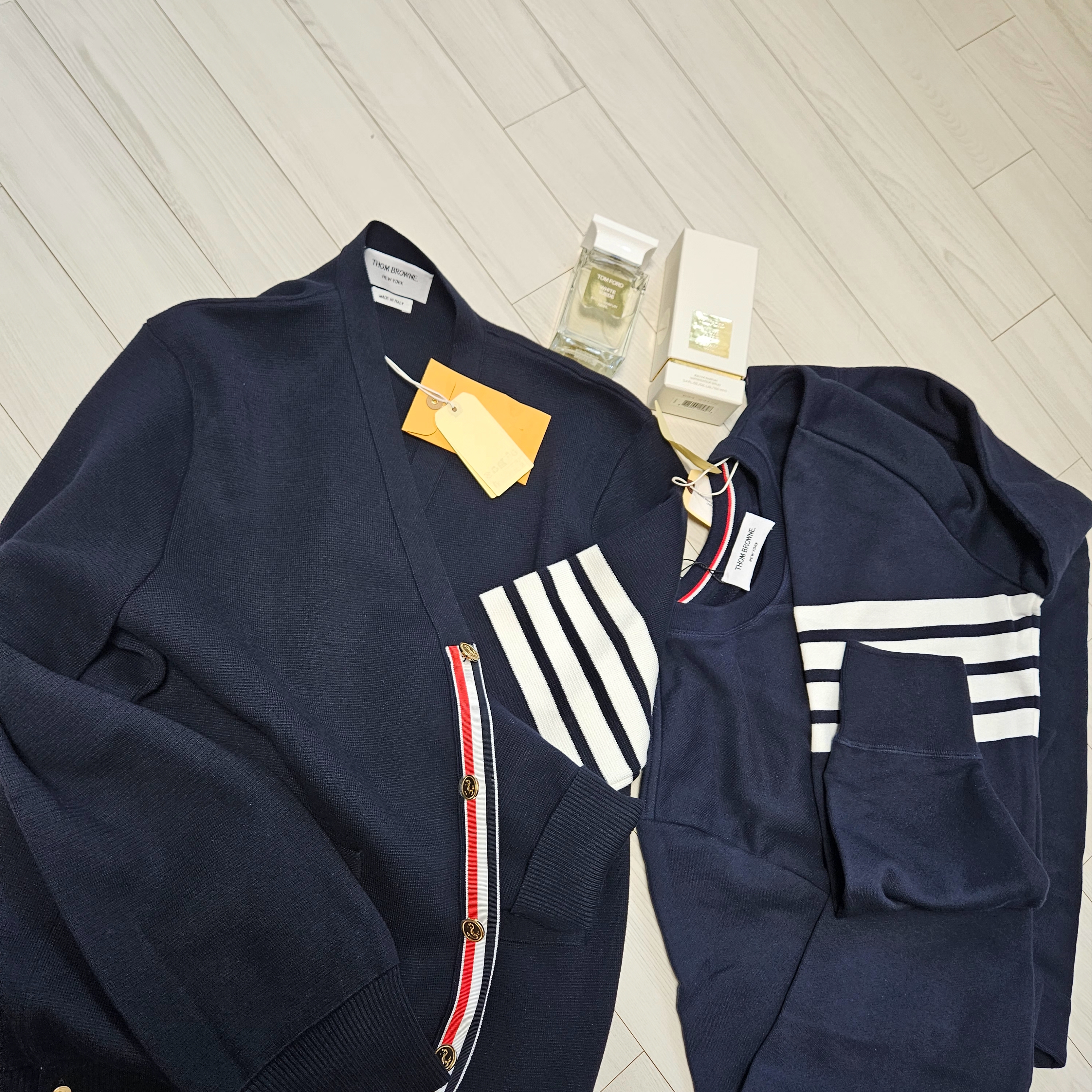 Tom Ford White Suede Eau De Parfum 100ml, Thom Browne Milano Stitch 4-Bar Cardigan Navy 착용 스타일 - 3
