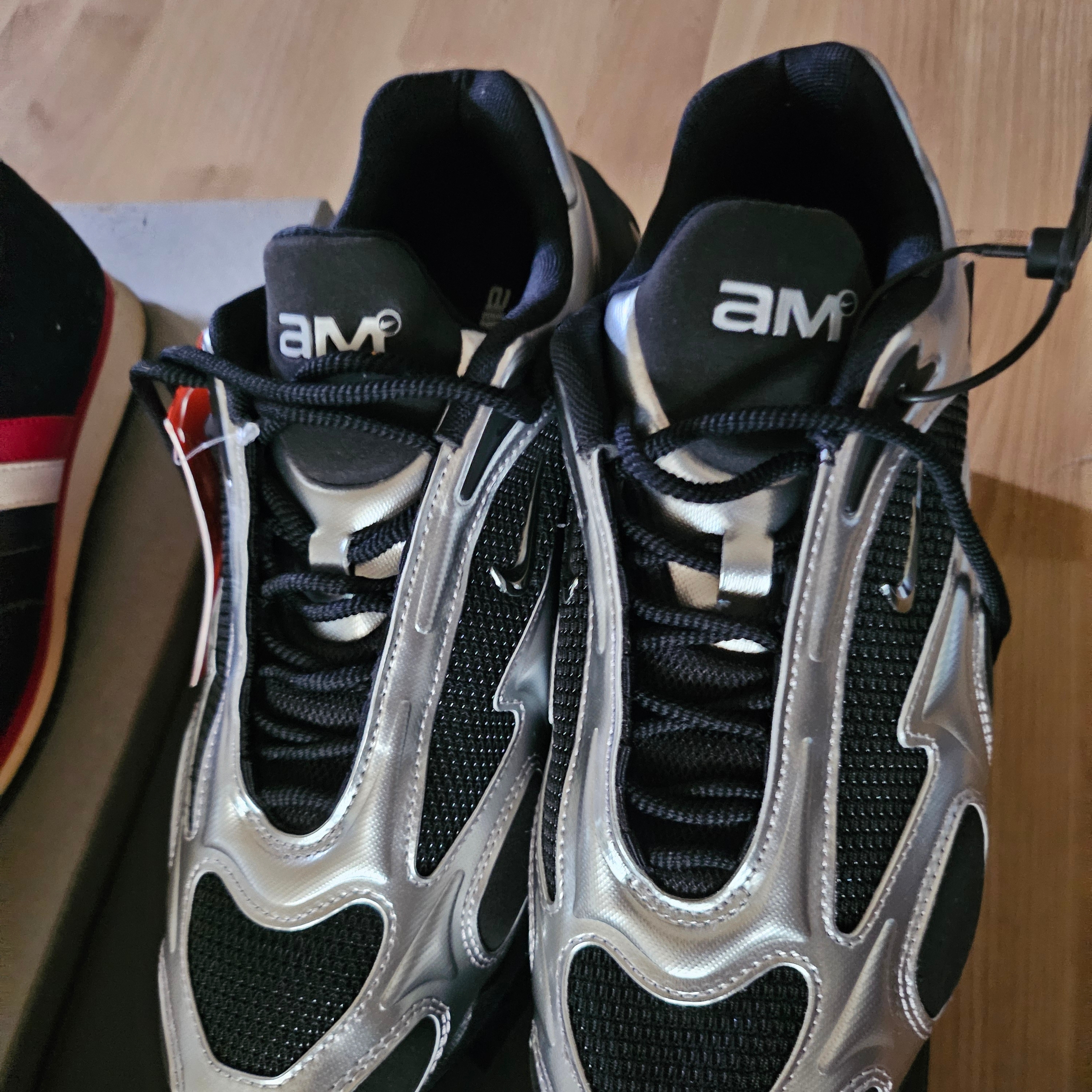 (W) Nike Air Max Muse Black and Metallic Silver 착용 스타일