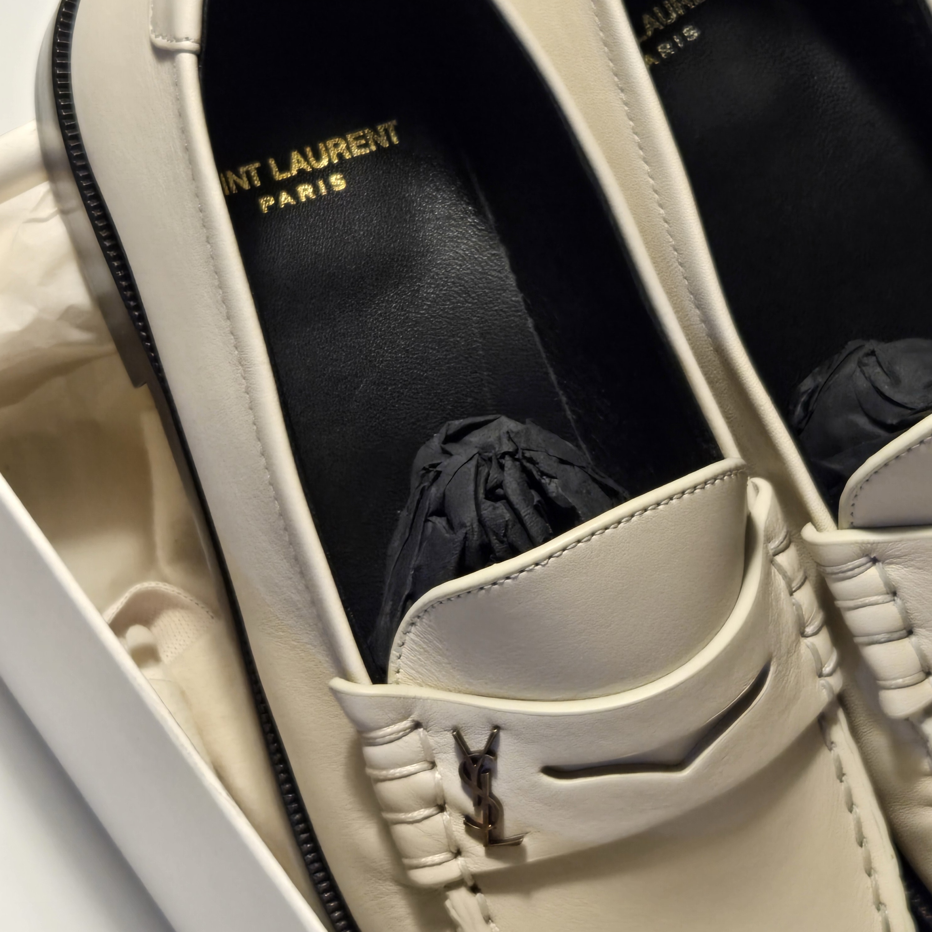 (W) Saint Laurent Smooth Leather Monogram Penny Slippers Pearl 착용 스타일 - 2