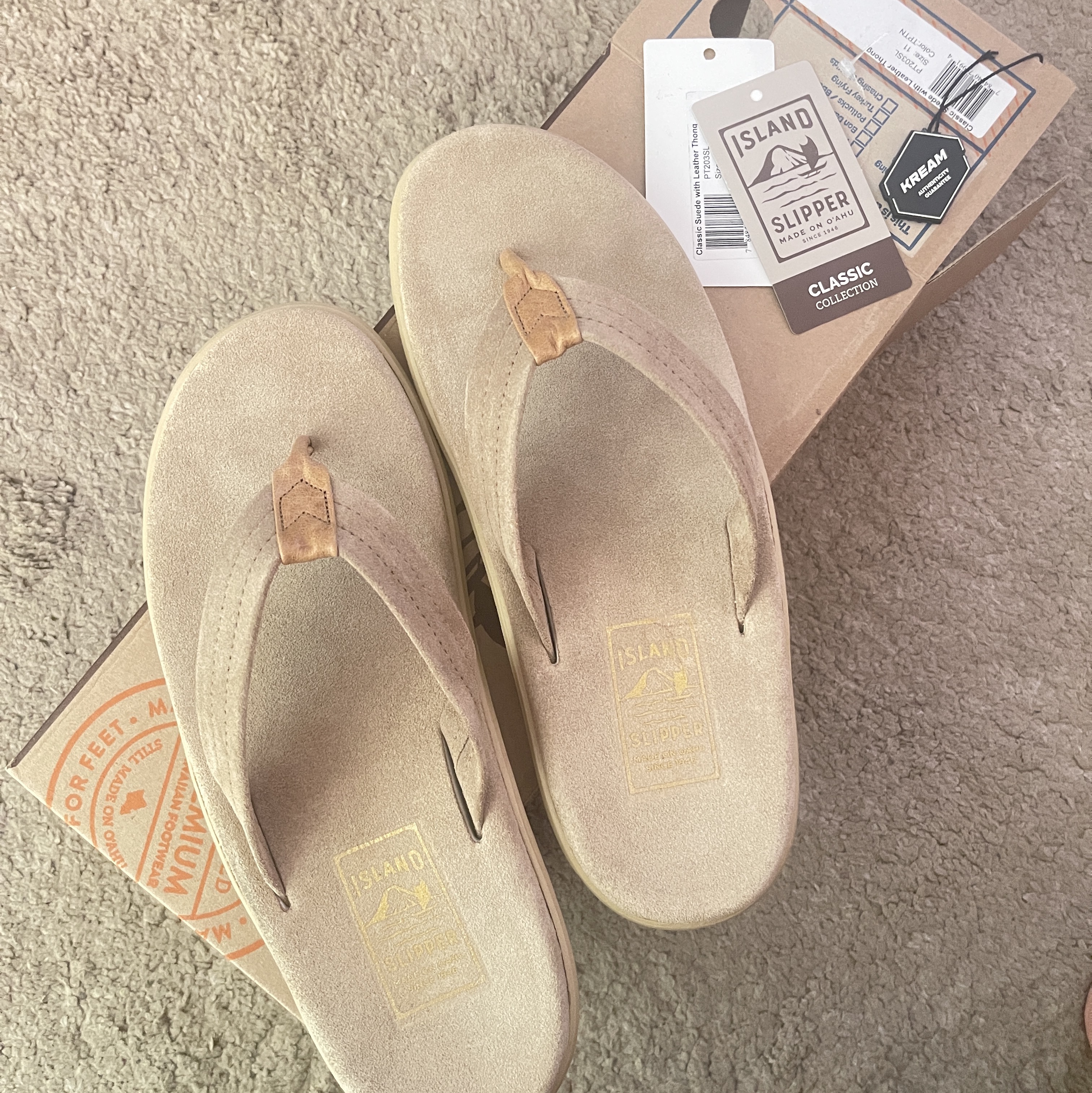 Island Slipper Classic Ultimate Suede Taupe Tan 착용 스타일