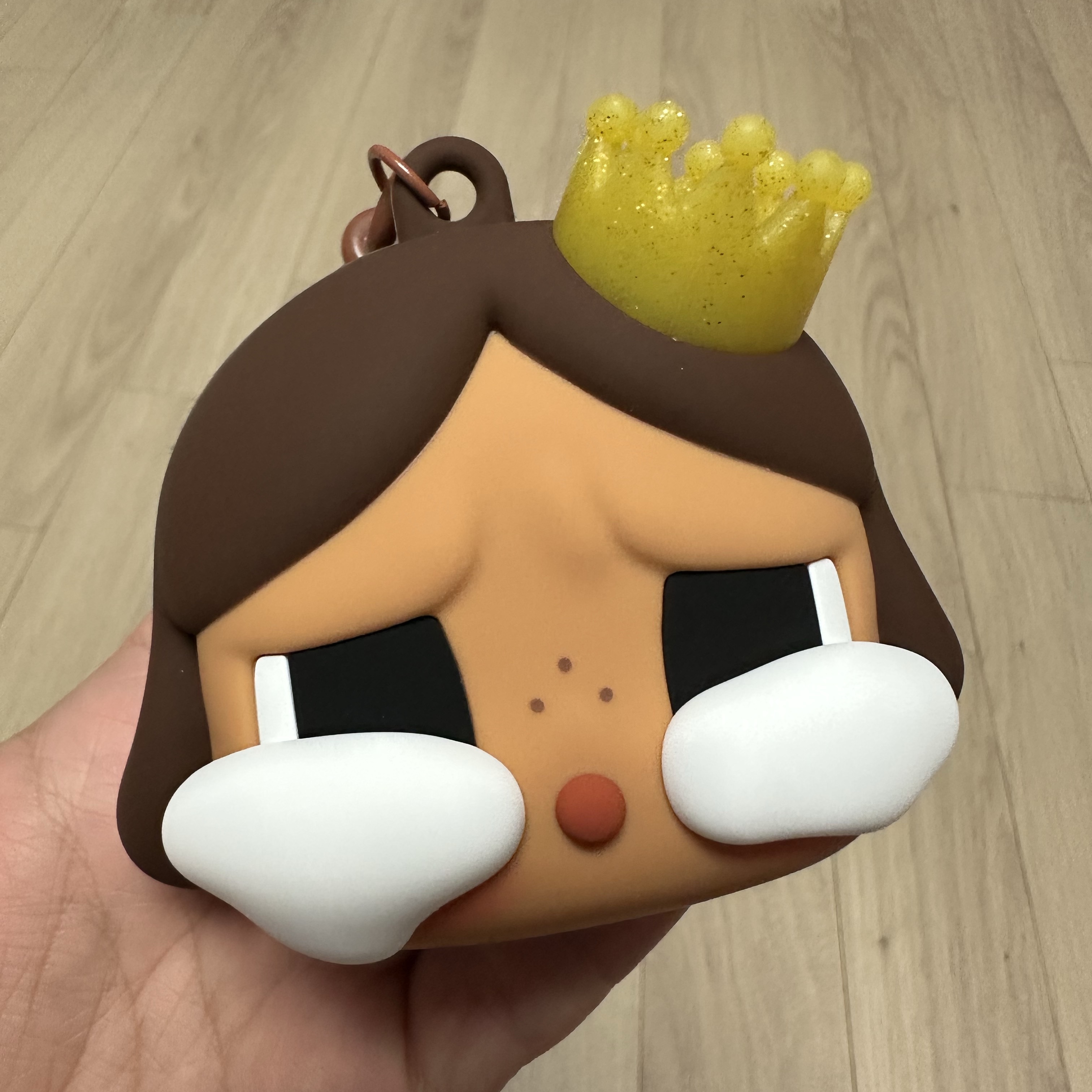 Pop Mart Crybaby Shiny Shiny Series Earphone Case Brown 착용 스타일