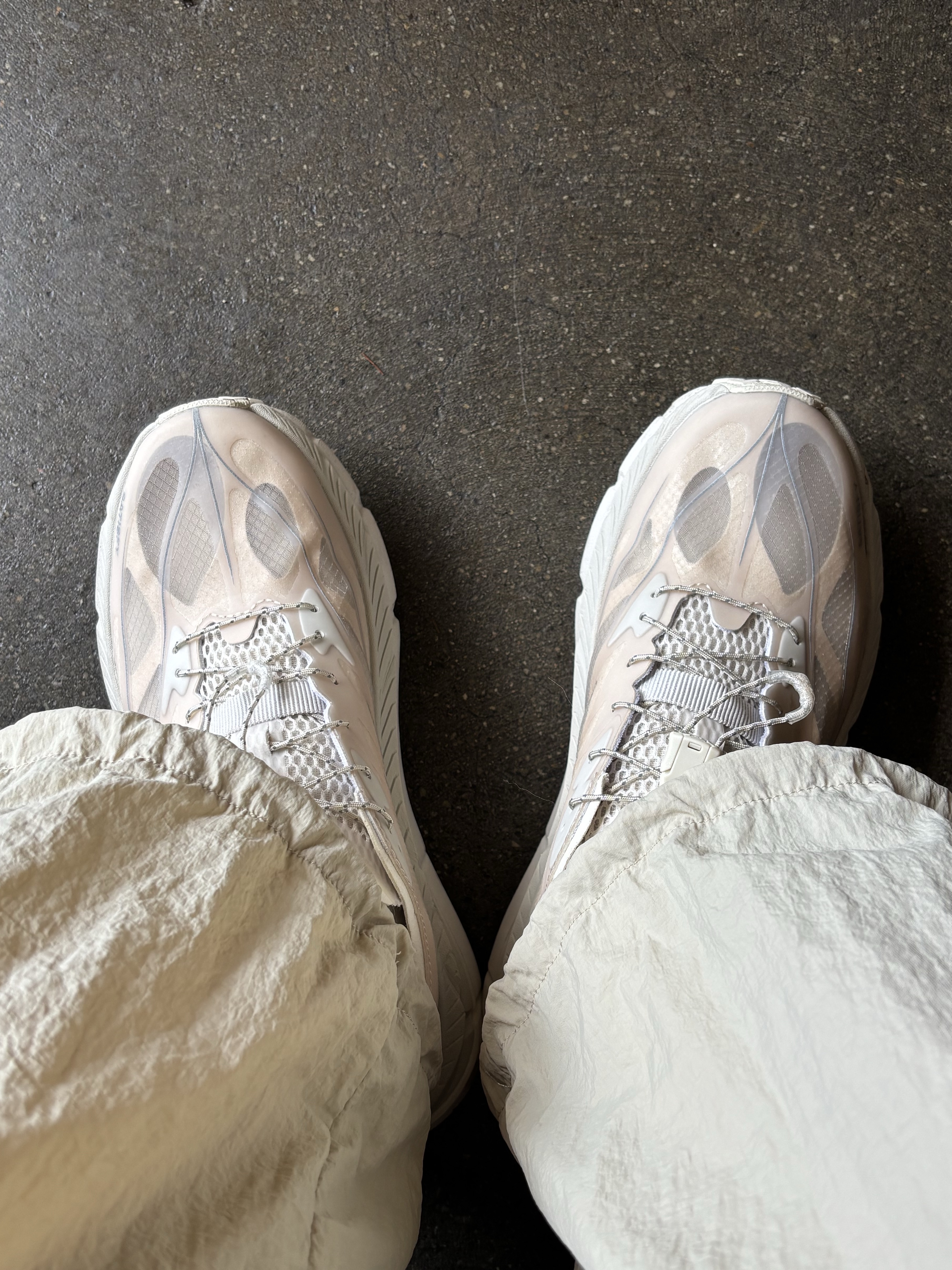 Hoka x Satisfy Mafate Speed 4 Lite Bone, Matin Kim Madeleine Round Bag Black 착용 스타일 - 3