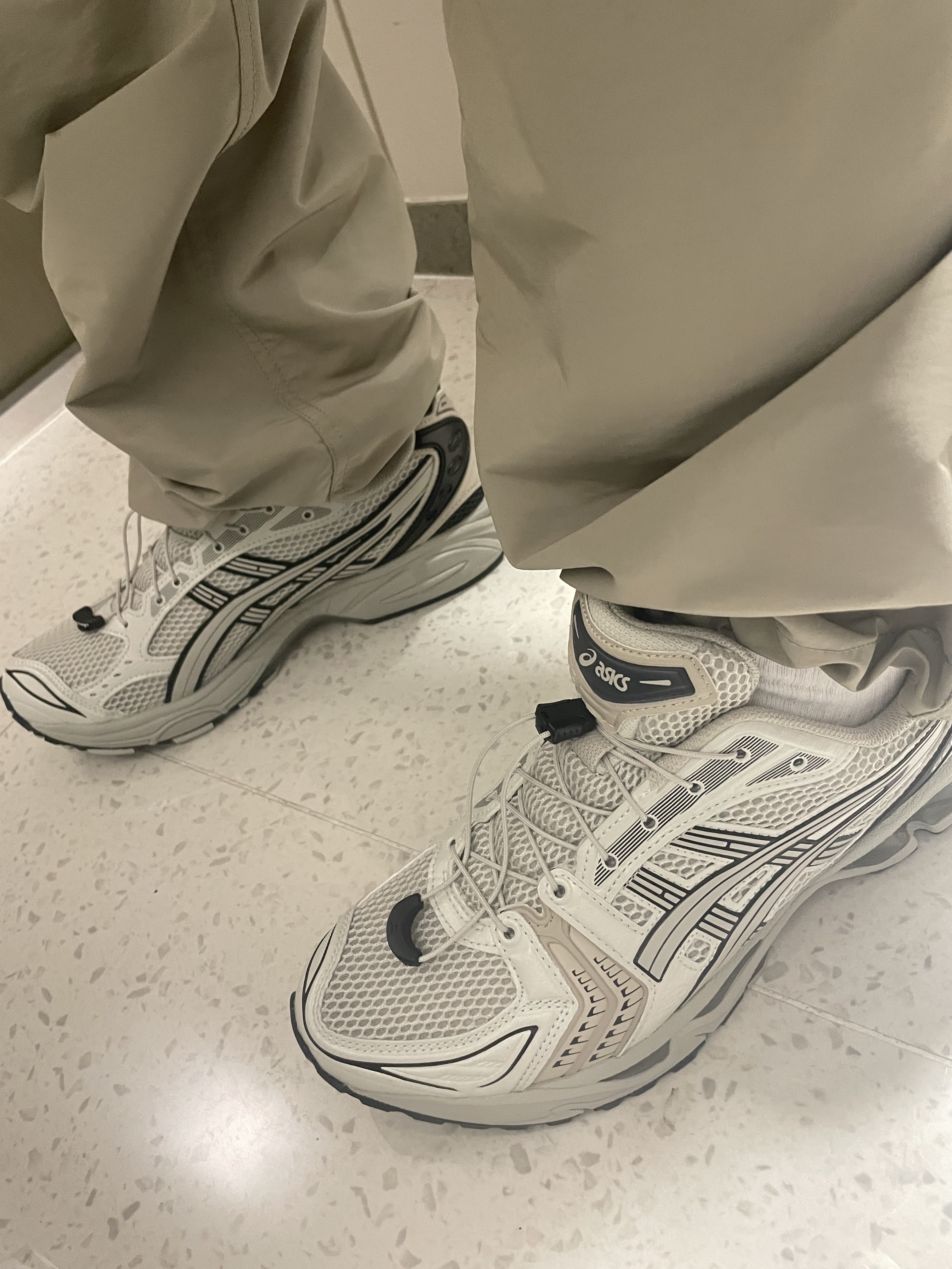 Asics Unlimited Gel-Kayano 14 Smoke Grey 착용 스타일 - 2