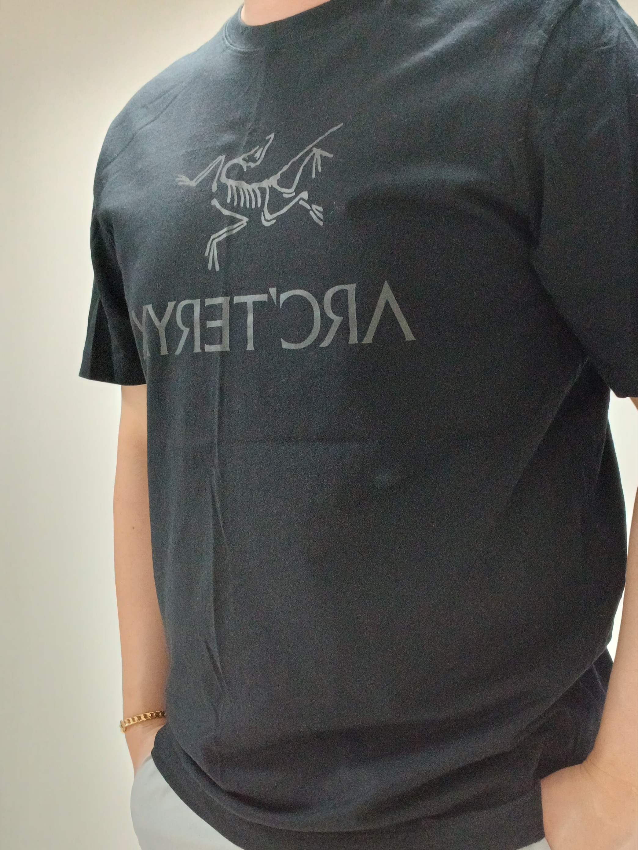 Arc'teryx Arc'word Logo SS T-Shirt Black, Arc'teryx Arc'word SS T-Shirt Black 착용 스타일 - 3