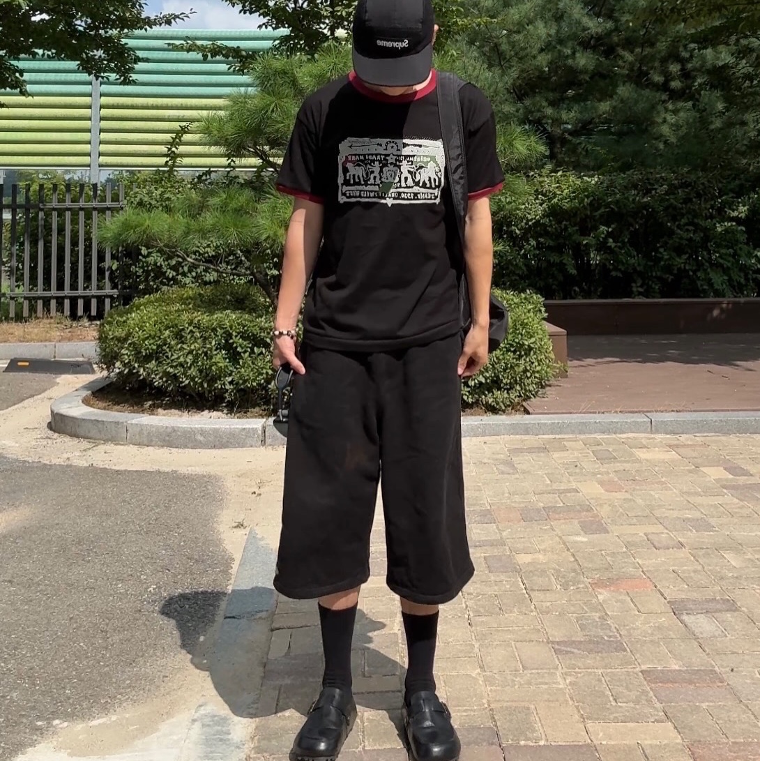 [KREAM 단독] Thevinylhouse Cowboy Pictogram Ringer Tee Black, Supreme Washed Chino Twill Camp Cap Black 착용 스타일 - 1