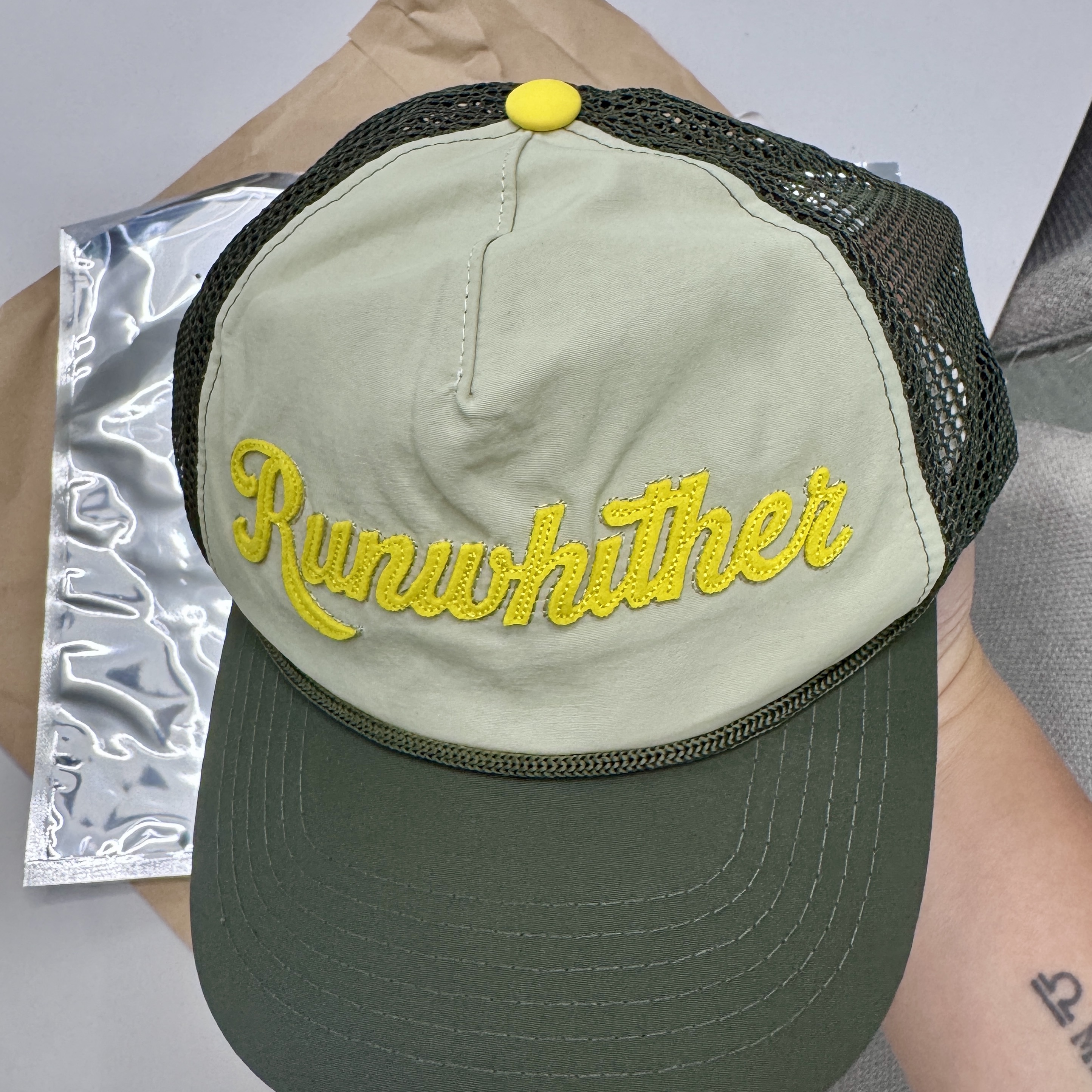 [KREAM 단독] runwhither Trucker Cap Yellow Khaki 착용 스타일 - 3