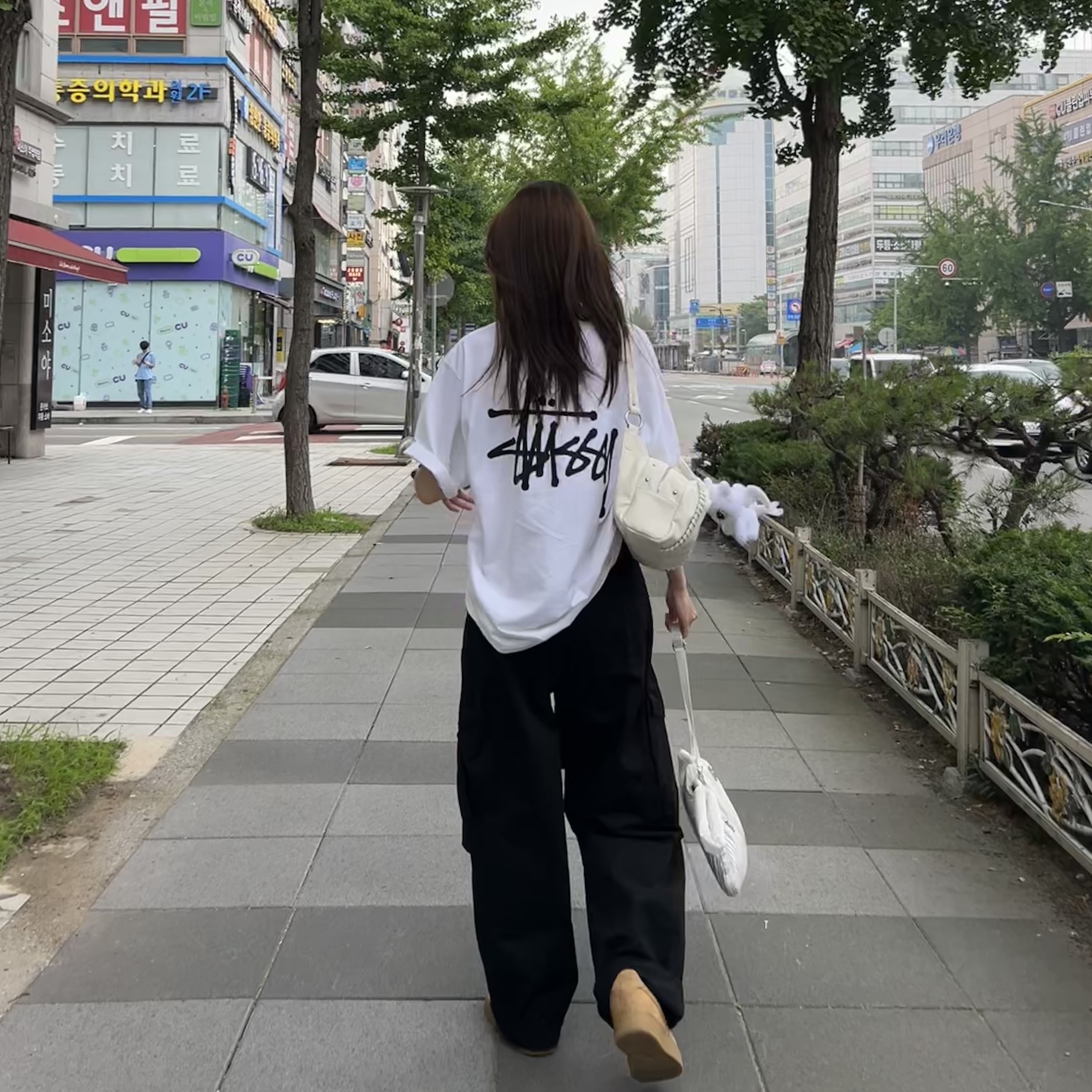 Stussy Basic Stussy T-Shirt White 2024, 2025, (W) Nike Air Force 1 '07 WB Flax Wheat 착용 스타일